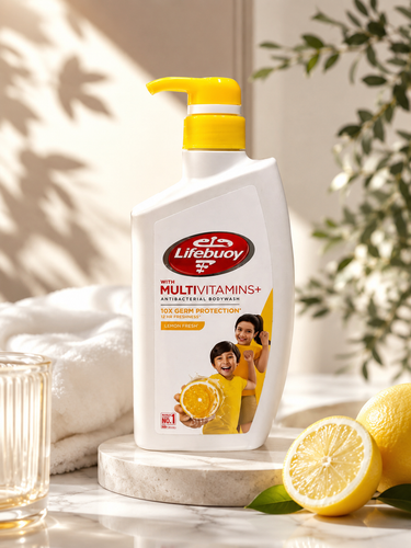 شامپو بدن آنتیباکتریال لایفبوی Multi Vitamins+ با رایحه لیمو 500 میلیلیتر شامپو بدن Lifebuoy Multi Vitamins+ Lemon Fresh با فرمول آنتیباکتریال و رایحه شاداب لیمو، علاوه بر پاکسازی مؤثر پوست، حس تازگی و طراوت را در طول روز حفظ میکند. این محصول با ترکیبات حاوی مولتیویتامین، ضمن تمیز کردن پوست، به حفظ لطافت و شادابی آن نیز کمک میکند. فرمولاسیون این شامپو بدن با فناوری محافظت در برابر میکروبها طراحی شده و برای استفاده روزانه تمامی اعضای خانواده مناسب است. بافت نرم و کف مناسب آن، پوست را بدون ایجاد احساس خشکی، تمیز و خوشبو میکند