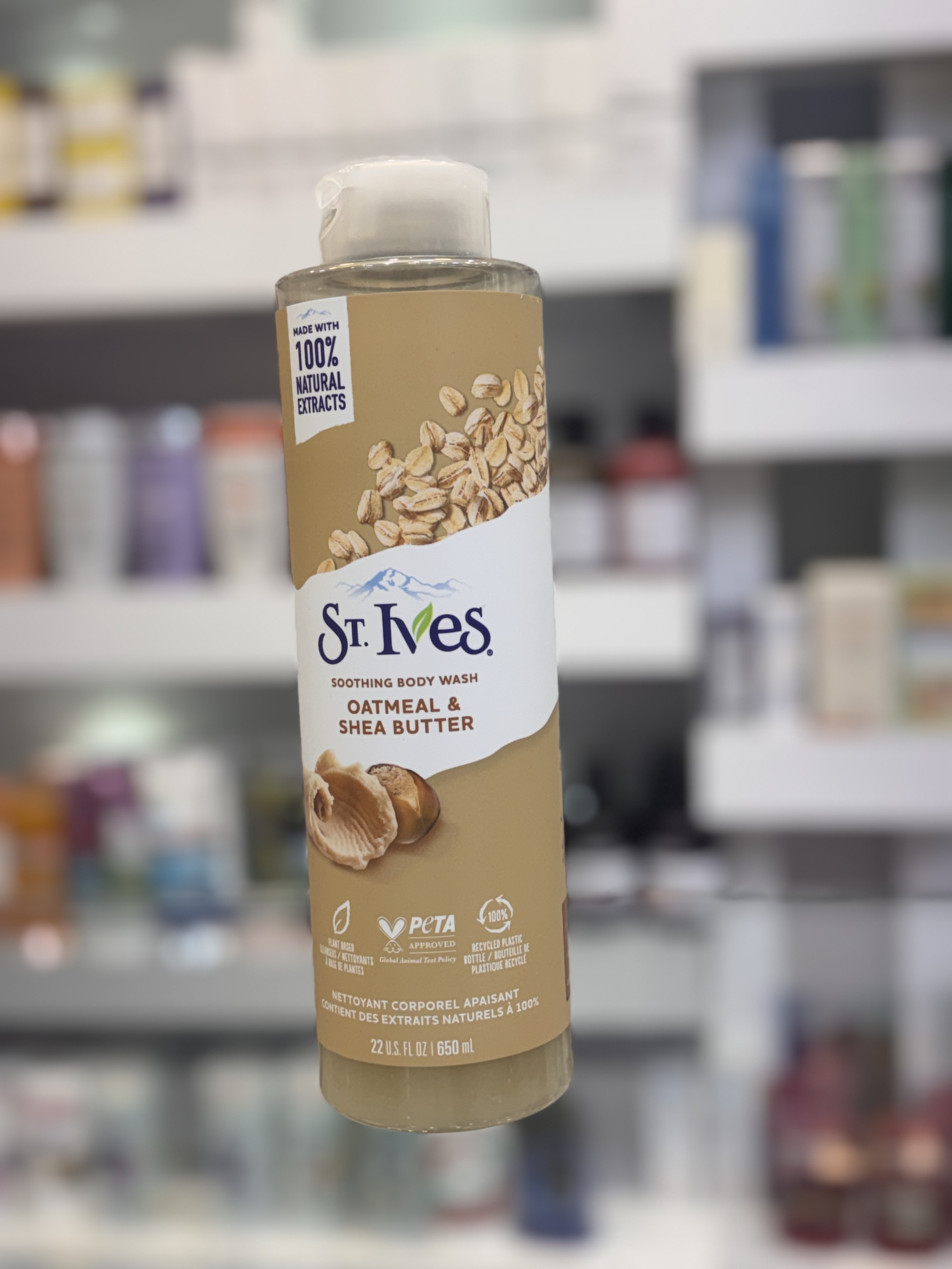 شامپو بدن St. Ives Oatmeal & Shea Butter حجم 650 میلی‌لیتر  شامپو بدن St. Ives Oatmeal & Shea Butter با ترکیب عصاره طبیعی جو دوسر و شی باتر، پوست را به‌آرامی پاکسازی کرده و هم‌زمان رطوبت مورد نیاز آن را حفظ می‌کند. این شوینده با فرمول ملایم خود، احساس خشکی و کشیدگی پوست را کاهش داده و پس از هر بار استفاده، پوستی نرم، لطیف و آرام را به شما هدیه می‌دهد.  وجود عصاره‌های طبیعی در این محصول، آن را به انتخابی مناسب برای استفاده روزانه، به‌ویژه برای پوست‌های خشک و حساس تبدیل کرده است