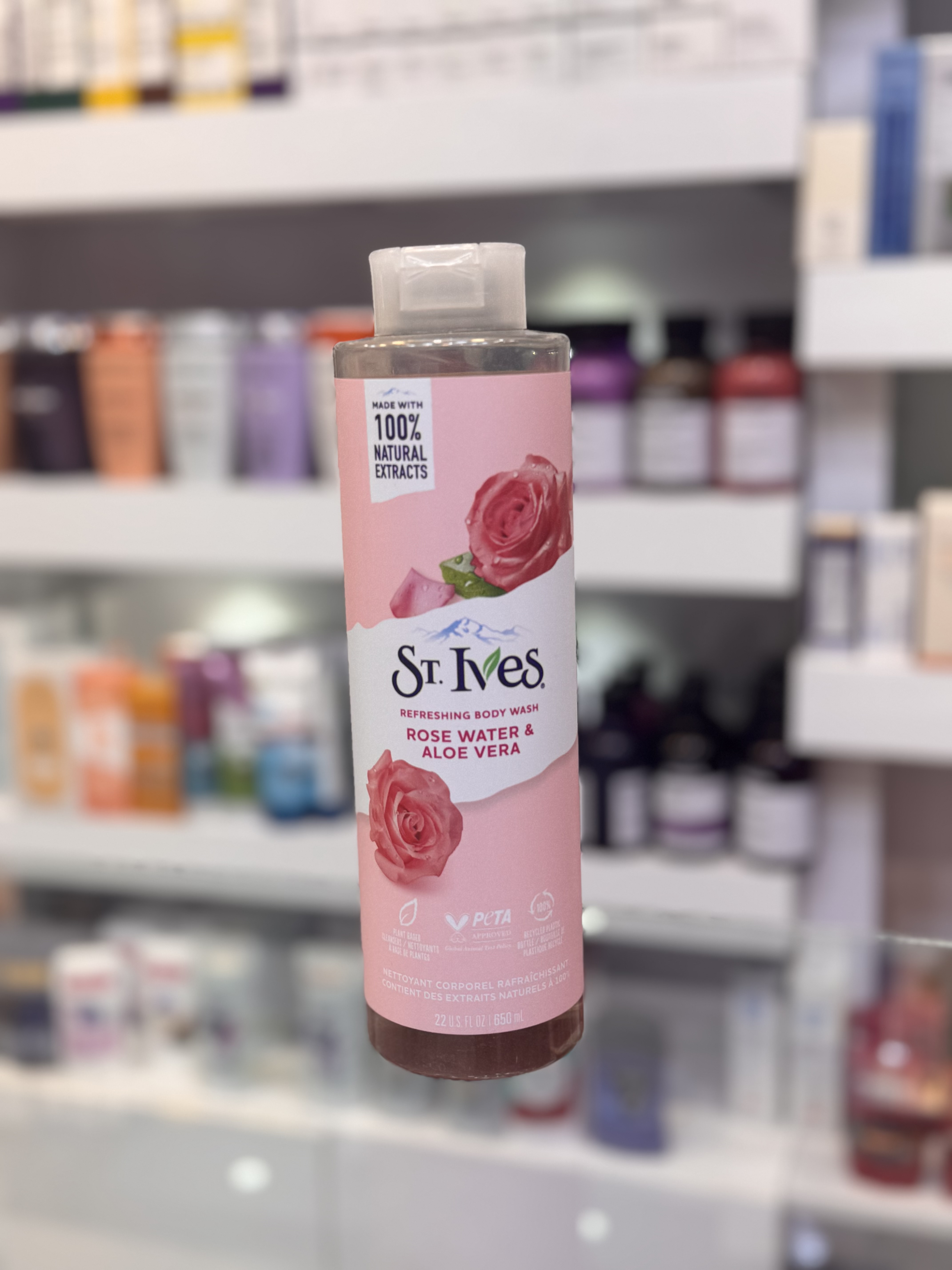 شامپو بدن St. Ives Rose Water & Aloe Vera حجم 650 میلی‌لیتر  شامپو بدن St. Ives Rose Water & Aloe Vera با ترکیب عصاره طبیعی گلاب و آلوئه‌ورا، پوست را به‌آرامی پاکسازی کرده و حس طراوت، شادابی و لطافت را به آن می‌بخشد. فرمول ملایم این محصول ضمن حفظ رطوبت طبیعی پوست، از ایجاد خشکی و احساس کشیدگی جلوگیری کرده و برای استفاده روزانه مناسب است.  رایحه لطیف گل رز در کنار خواص آرام‌بخش آلوئه‌ورا، تجربه‌ای دلنشین از استحمام را برای شما فراهم می‌کند و پوست را نرم، باطراوت و خوش‌بو نگه می‌دارد