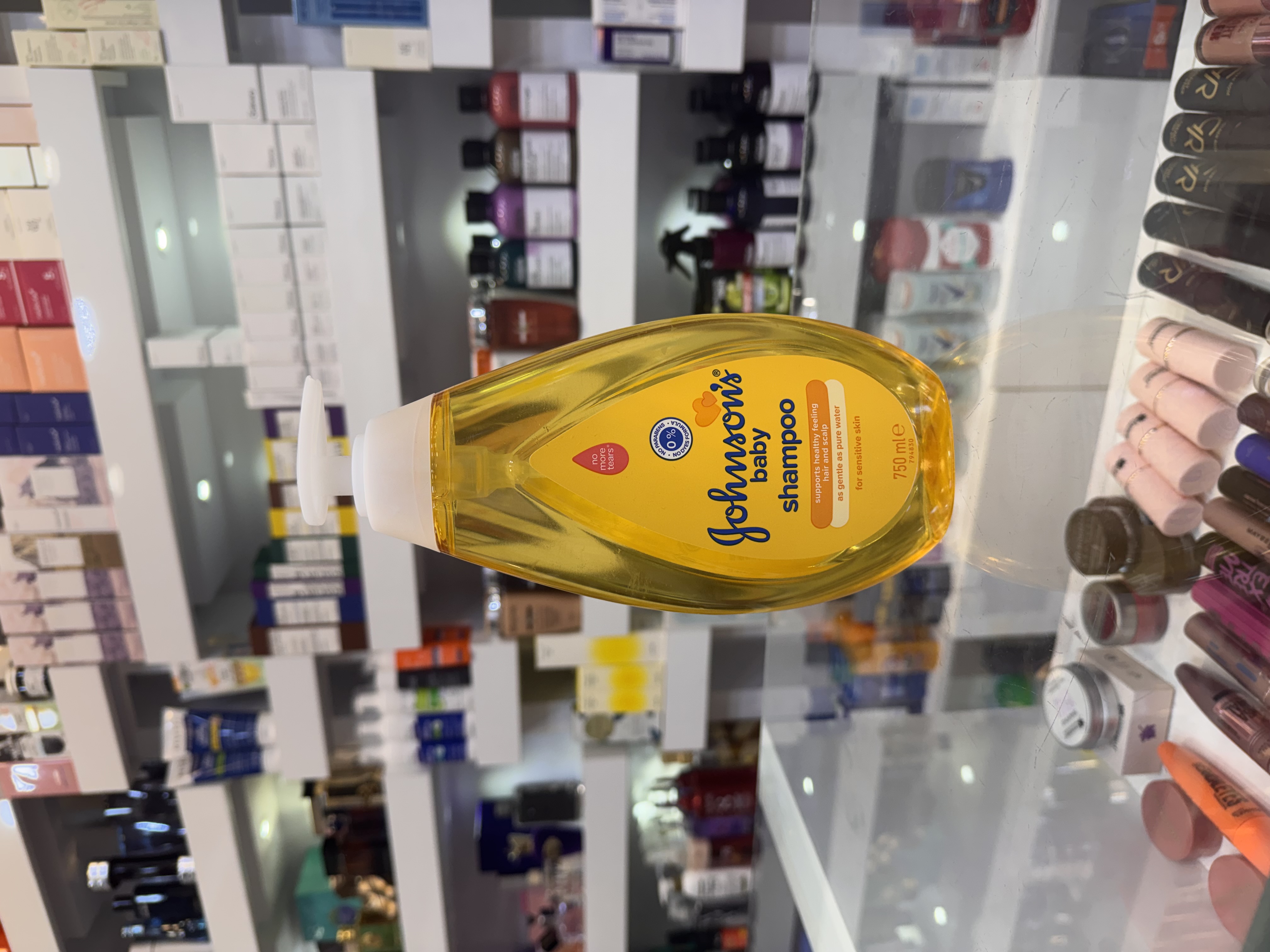 شامپو بچه Johnson’s Baby Shampoo حجم 750 میلی‌لیتر  شامپو بچه Johnson’s Baby با فرمول بسیار ملایم، مو و پوست سر را به‌آرامی پاکسازی کرده و بدون ایجاد سوزش چشم، تجربه‌ای راحت و دلپذیر از شستشو را برای کودکان فراهم می‌کند. این شامپو با فناوری No More Tears® به گونه‌ای طراحی شده که به لطافت آب برای چشم‌ها باشد و برای استفاده روزانه نوزادان، کودکان و حتی بزرگسالان با پوست و موی حساس مناسب است.  فرمول این محصول فاقد مواد مضر مانند پارابن، فتالات، سولفات و رنگ بوده و به حفظ لطافت و سلامت مو و پوست سر کمک می‌کند