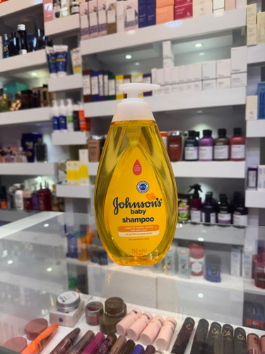 شامپو بچه Johnson’s Baby Shampoo حجم 750 میلیلیتر شامپو بچه Johnson’s Baby با فرمول بسیار ملایم، مو و پوست سر را بهآرامی پاکسازی کرده و بدون ایجاد سوزش چشم، تجربهای راحت و دلپذیر از شستشو را برای کودکان فراهم میکند. این شامپو با فناوری No More Tears® به گونهای طراحی شده که به لطافت آب برای چشمها باشد و برای استفاده روزانه نوزادان، کودکان و حتی بزرگسالان با پوست و موی حساس مناسب است. فرمول این محصول فاقد مواد مضر مانند پارابن، فتالات، سولفات و رنگ بوده و به حفظ لطافت و سلامت مو و پوست سر کمک میکند