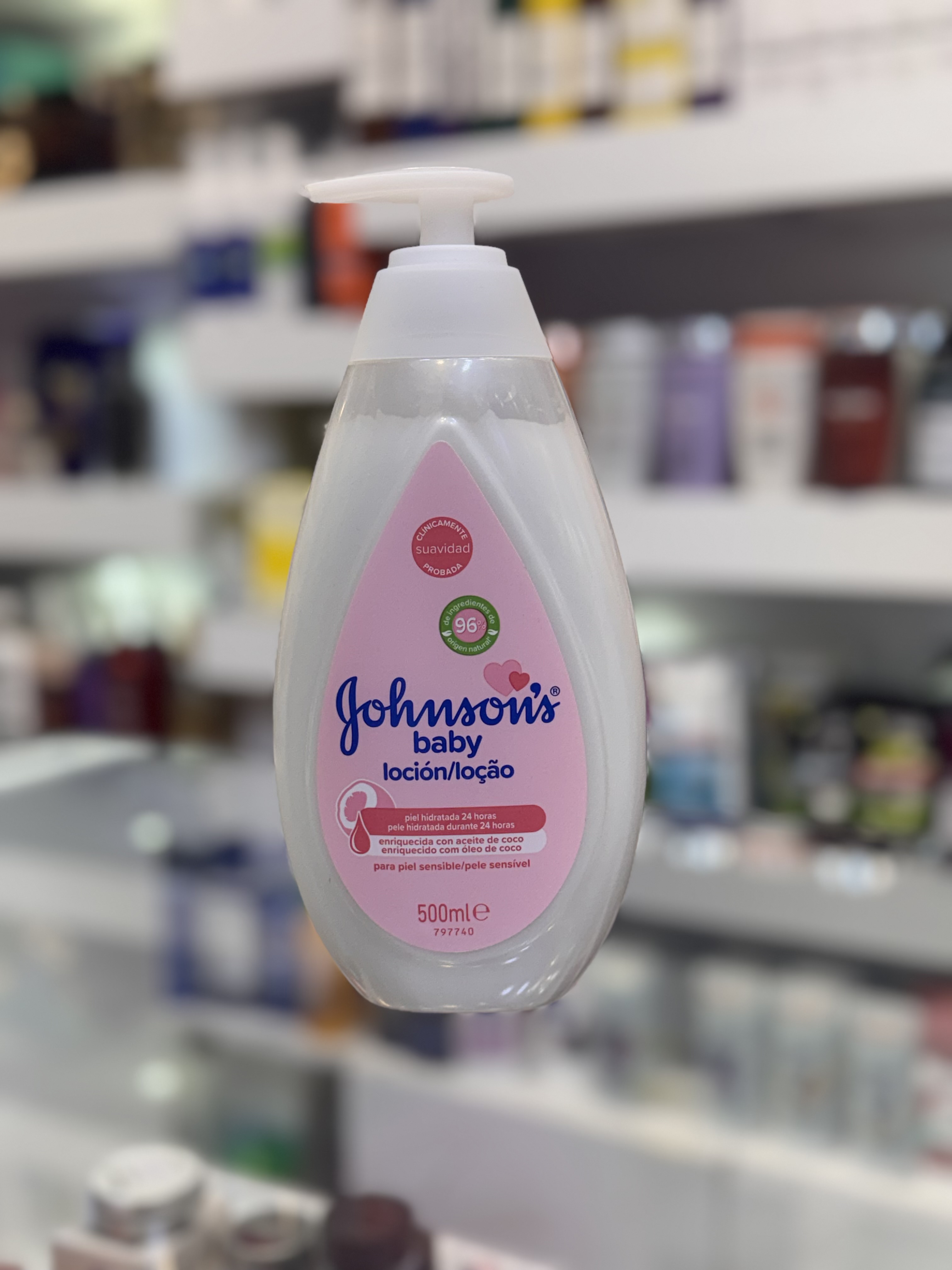 لوسیون بدن جانسون بیبی با روغن نارگیل (Johnson’s Baby Lotion) – 500 میلی‌لیتر  لوسیون بدن جانسون بیبی با فرمولاسیون ملایم و غنی‌شده با روغن نارگیل، رطوبت مورد نیاز پوست را تا 24 ساعت تأمین کرده و از خشکی و زبری پوست جلوگیری می‌کند. این لوسیون با بافتی سبک و جذب سریع، بدون ایجاد حس چربی، پوست را نرم، لطیف و شاداب نگه می‌دارد.  فرمول این محصول برای پوست‌های حساس طراحی شده و از نظر متخصصان پوست و اطفال تست شده است. همچنین با داشتن 96٪ مواد با منشأ طبیعی، انتخابی ایمن برای پوست نوزادان، کودکان و حتی بزرگسالان با پوست حساس محسوب می‌شود