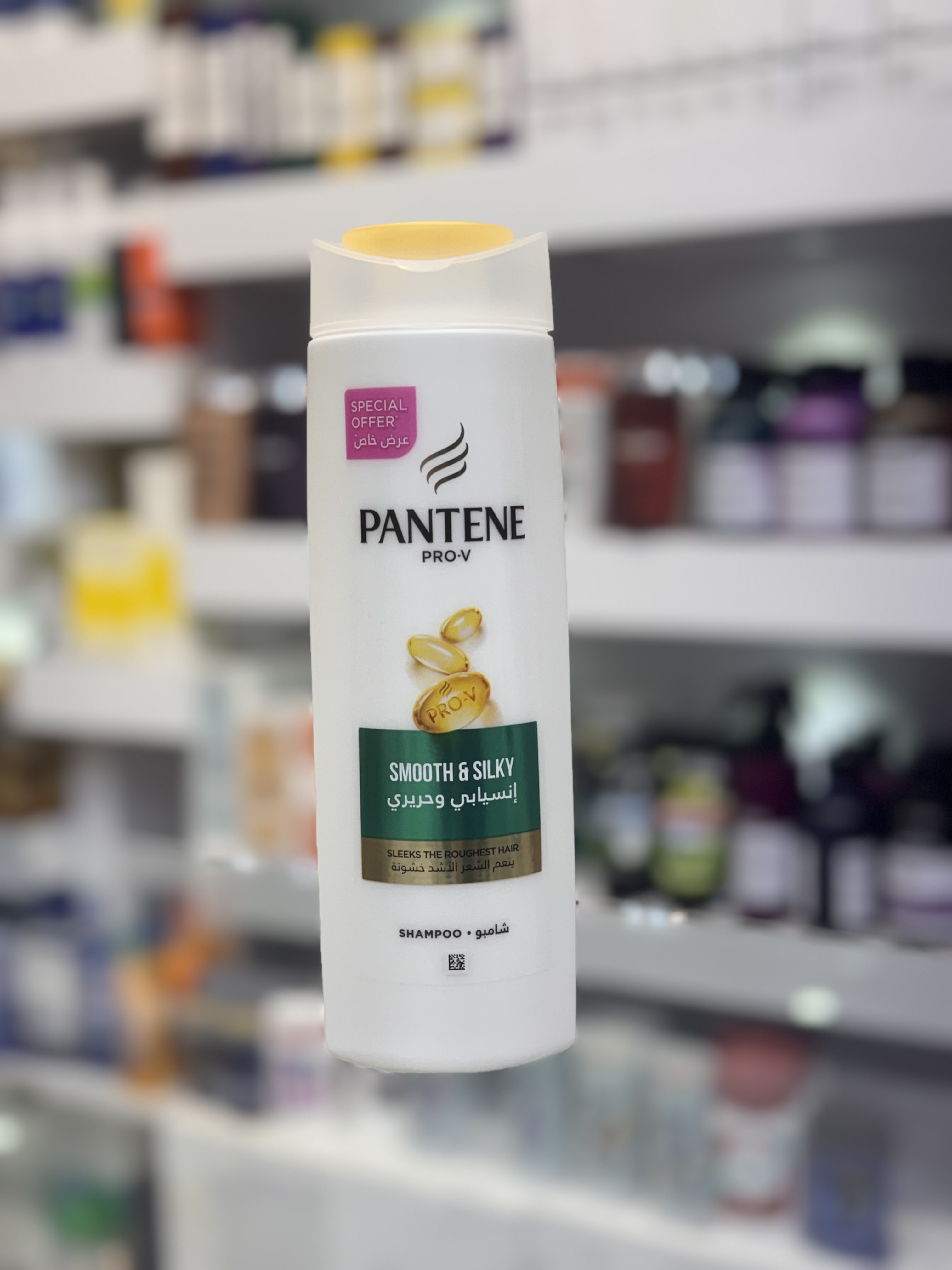 شامپو پنتن پرو-وی Smooth & Silky (Pantene Pro-V Smooth & Silky Shampoo)  شامپو Pantene Pro-V Smooth & Silky با فرمول غنی‌شده از کمپلکس Pro-V، برای موهای خشک، زبر و وز طراحی شده است. این شامپو ضمن پاکسازی مؤثر پوست سر و مو، به تغذیه تارهای مو کمک کرده و باعث نرمی، لطافت و حالت‌پذیری بهتر موها می‌شود. استفاده منظم از آن به کاهش وز و ایجاد ظاهری صاف، براق و ابریشمی کمک می‌کند