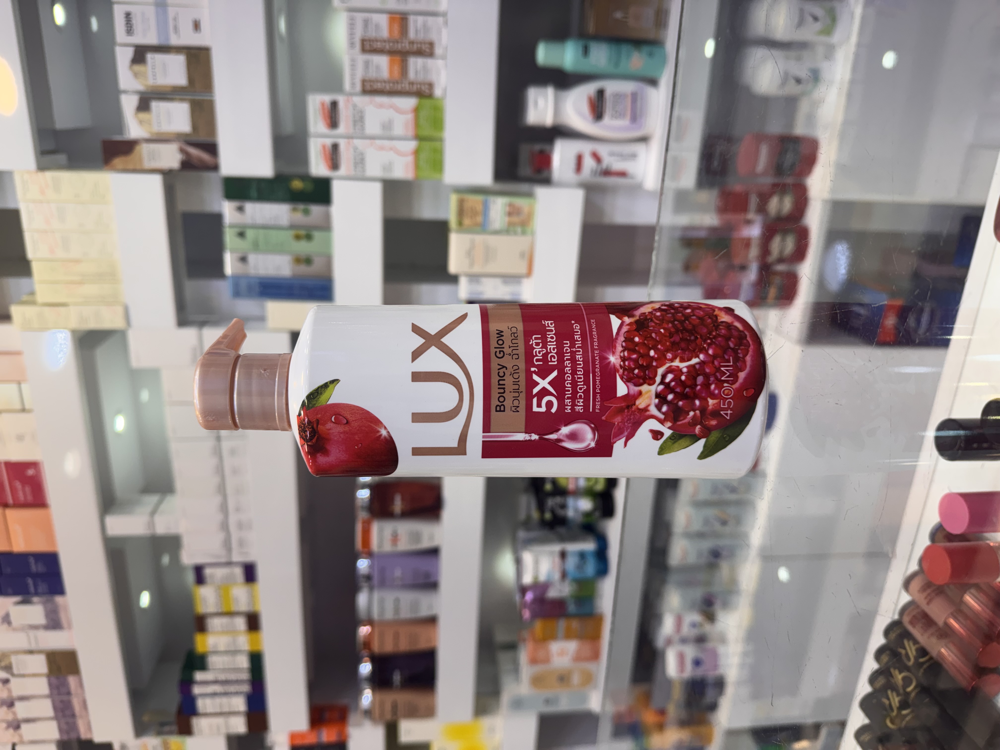 لوسیون بدن لوکس مدل Bouncy Glow با رایحه انار (Lux Bouncy Glow Body Lotion) – 450 میلی‌لیتر  لوسیون بدن Lux Bouncy Glow Bouncy Glow با رایحه دلپذیر انار تازه، پوست را عمیقاً آبرسانی کرده و به افزایش نرمی، لطافت و درخشندگی طبیعی آن کمک می‌کند. این لوسیون با فرمول غنی‌شده از ترکیبات مرطوب‌کننده، به حفظ رطوبت پوست در طول روز کمک کرده و با بافت سبک و جذب سریع، بدون ایجاد حس چربی، پوستی نرم و ابریشمی به شما هدیه می‌دهد.  رایحه میوه‌ای و ماندگار انار، حس طراوت و شادابی را پس از هر بار استفاده روی پوست باقی می‌گذارد و برای استفاده روزانه مناسب است