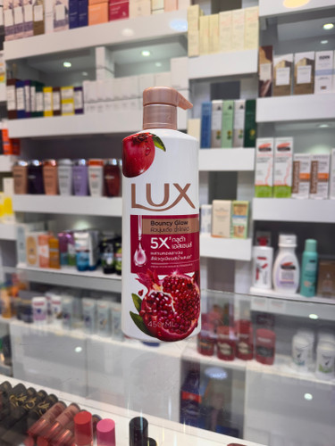 لوسیون بدن لوکس مدل Bouncy Glow با رایحه انار (Lux Bouncy Glow Body Lotion) – 450 میلیلیتر لوسیون بدن Lux Bouncy Glow Bouncy Glow با رایحه دلپذیر انار تازه، پوست را عمیقاً آبرسانی کرده و به افزایش نرمی، لطافت و درخشندگی طبیعی آن کمک میکند. این لوسیون با فرمول غنیشده از ترکیبات مرطوبکننده، به حفظ رطوبت پوست در طول روز کمک کرده و با بافت سبک و جذب سریع، بدون ایجاد حس چربی، پوستی نرم و ابریشمی به شما هدیه میدهد. رایحه میوهای و ماندگار انار، حس طراوت و شادابی را پس از هر بار استفاده روی پوست باقی میگذارد و برای استفاده روزانه مناسب است