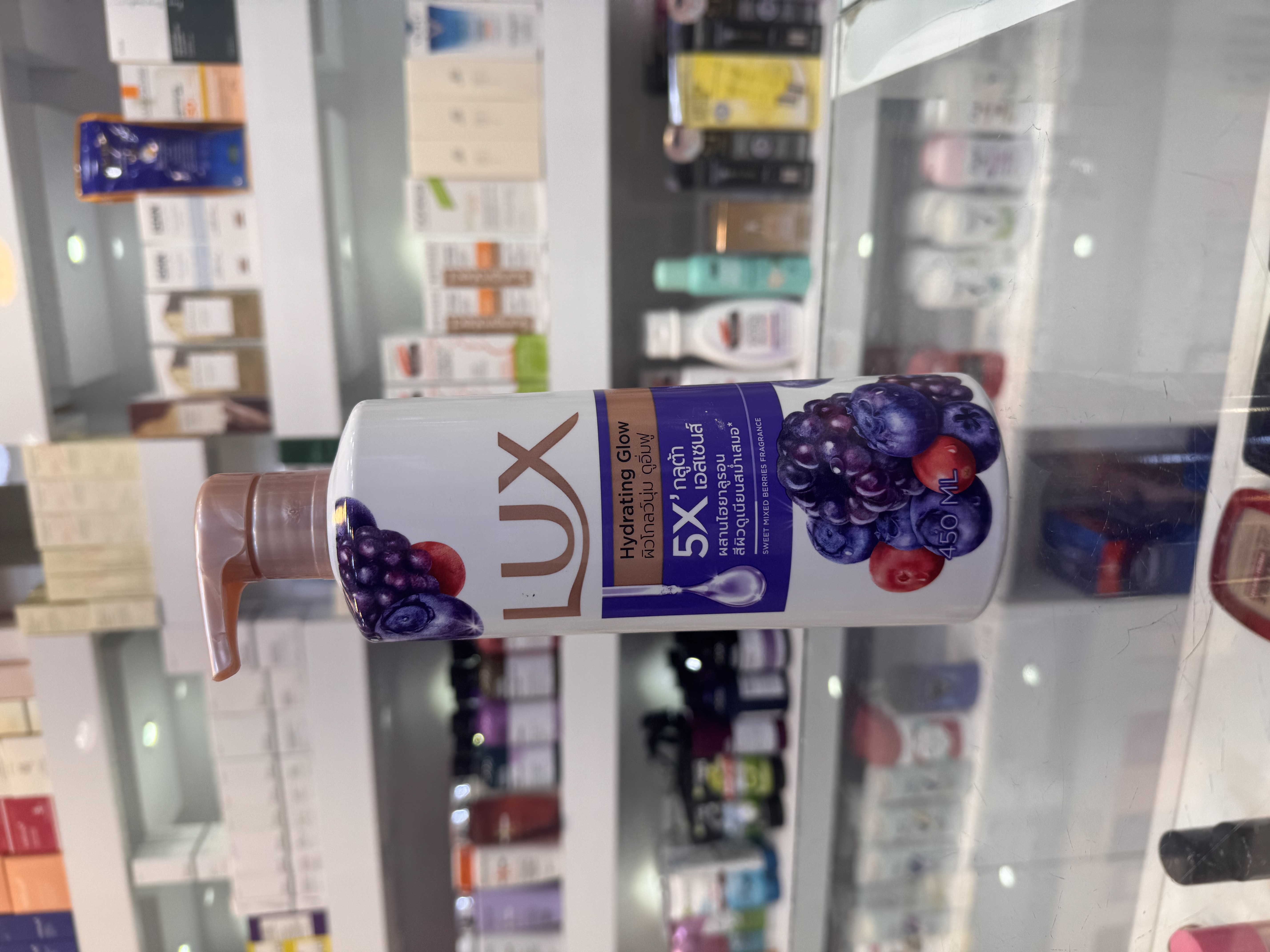 لوسیون بدن لوکس مدل Hydrating Glow با رایحه میوه‌های جنگلی (Lux Hydrating Glow Body Lotion) – 450 میلی‌لیتر  لوسیون بدن Lux Hydrating Glow با رایحه دلپذیر میوه‌های جنگلی (Sweet Mixed Berries)، پوست را عمیقاً آبرسانی کرده و به حفظ نرمی، لطافت و شادابی آن کمک می‌کند. این محصول با فرمول غنی‌شده از ترکیبات مرطوب‌کننده، رطوبت پوست را حفظ کرده و بافتی سبک و زودجذب دارد که بدون ایجاد حس چربی، پوست را نرم و ابریشمی می‌کند.  رایحه شیرین و میوه‌ای این لوسیون تا ساعت‌ها روی پوست باقی می‌ماند و حس تازگی و طراوت را در طول روز حفظ می‌کند. استفاده روزانه از آن باعث می‌شود پوست ظاهری سالم‌تر، درخشان‌تر و لطیف‌تر داشته باشد
