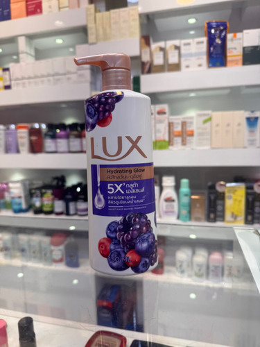 لوسیون بدن لوکس مدل Hydrating Glow با رایحه میوههای جنگلی (Lux Hydrating Glow Body Lotion) – 450 میلیلیتر لوسیون بدن Lux Hydrating Glow با رایحه دلپذیر میوههای جنگلی (Sweet Mixed Berries)، پوست را عمیقاً آبرسانی کرده و به حفظ نرمی، لطافت و شادابی آن کمک میکند. این محصول با فرمول غنیشده از ترکیبات مرطوبکننده، رطوبت پوست را حفظ کرده و بافتی سبک و زودجذب دارد که بدون ایجاد حس چربی، پوست را نرم و ابریشمی میکند. رایحه شیرین و میوهای این لوسیون تا ساعتها روی پوست باقی میماند و حس تازگی و طراوت را در طول روز حفظ میکند. استفاده روزانه از آن باعث میشود پوست ظاهری سالمتر، درخشانتر و لطیفتر داشته باشد