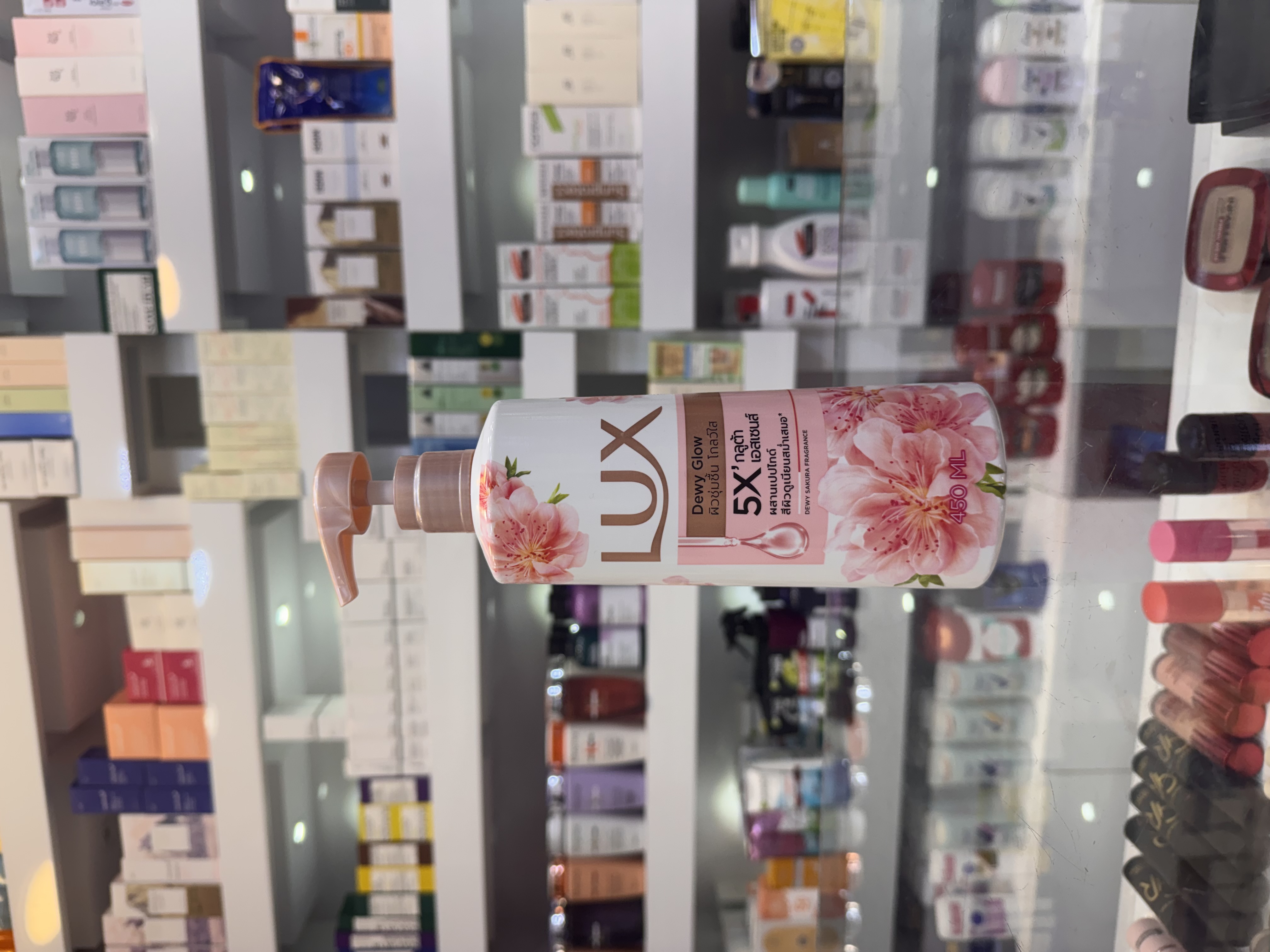 لوسیون بدن لوکس مدل Dewy Glow Sakura حجم 450 میل  لوسیون بدن Lux Dewy Glow Sakura با رایحه لطیف و دلنشین شکوفه ساکورا، پوست را عمیقاً آبرسانی کرده و لطافت و درخشندگی طبیعی آن را حفظ می‌کند. این لوسیون با فرمول غنی‌شده از سرم‌های مراقبتی، به سرعت جذب پوست شده و بدون ایجاد حس چربی، رطوبت مورد نیاز پوست را در طول روز تأمین می‌کند