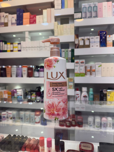 لوسیون بدن لوکس مدل Dewy Glow Sakura حجم 450 میل لوسیون بدن Lux Dewy Glow Sakura با رایحه لطیف و دلنشین شکوفه ساکورا، پوست را عمیقاً آبرسانی کرده و لطافت و درخشندگی طبیعی آن را حفظ میکند. این لوسیون با فرمول غنیشده از سرمهای مراقبتی، به سرعت جذب پوست شده و بدون ایجاد حس چربی، رطوبت مورد نیاز پوست را در طول روز تأمین میکند