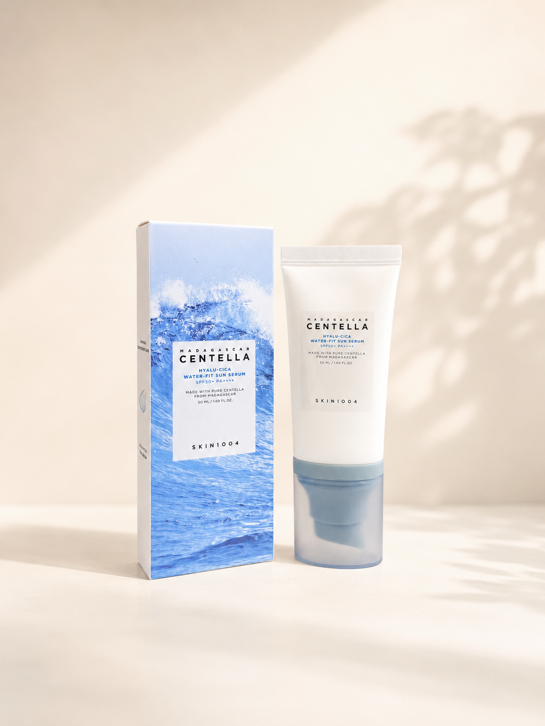 ضد آفتاب سرمی اسکین 1004 Madagascar Centella Hyalu-Cica Water-Fit Sun Serum SPF50+ PA++++  ضد آفتاب SKIN1004 Madagascar Centella Hyalu-Cica Water-Fit Sun Serum یک ضد آفتاب کره‌ای با بافت سرمی و فوق‌العاده سبک است که علاوه بر محافظت کامل از پوست در برابر اشعه‌های UVA و UVB، رطوبت مورد نیاز پوست را نیز تأمین می‌کند. این محصول با ترکیب اختصاصی Hyalu-Cica (هیالورونیک اسید + سنتلا آسیاتیکا) به تسکین، آبرسانی و تقویت سد دفاعی پوست کمک کرده و بدون ایجاد سفیدک یا احساس سنگینی، جلوه‌ای طبیعی و شاداب به پوست می‌بخشد