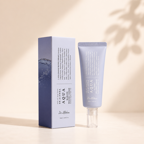 ضد آفتاب سرمی SKIN1004 Madagascar Centella Hyalu-Cica Water-Fit Sun Serum SPF50+ PA++++ ضد آفتاب سرمی SKIN1004 Madagascar Centella Hyalu-Cica Water-Fit Sun Serum یک ضد آفتاب کرهای با بافت سرمی، سبک و آبرسان است که از پوست در برابر اشعههای مضر UVA و UVB محافظت میکند. این محصول با ترکیب اختصاصی Hyalu-Cica (سنتلا آسیاتیکا ماداگاسکار + هیالورونیک اسید) علاوه بر محافظت در برابر نور خورشید، به آبرسانی، تسکین پوست و تقویت سد دفاعی آن کمک میکند. بافت بسیار سبک و زودجذب این ضد آفتاب بدون ایجاد سفیدک یا احساس چربی روی پوست، جلوهای طبیعی و شاداب به پوست میبخشد و بهراحتی زیر آرایش قابل استفاده است. به همین دلیل، انتخابی ایدهآل برای استفاده روزانه و انواع پوست، بهویژه پوستهای حساس و کمآب محسوب میشود
