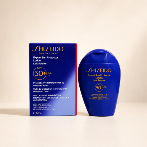لوسیون ضد آفتاب شیسیدو Expert Sun Protector Lotion SPF50+ | حجم 150 میلیلیتر Shiseido Expert Sun Protector Lotion SPF50+ یک ضد آفتاب حرفهای و پرفروش از برند لوکس شیسیدو است که با محافظت بسیار بالا در برابر اشعههای UVA و UVB، از پوست در برابر آفتاب، پیری زودرس و آسیبهای محیطی محافظت میکند. این لوسیون با فناوری اختصاصی SynchroShield™، هنگام تماس با گرما و آب، لایه محافظ خود را تقویت کرده و عملکرد مؤثرتری ارائه میدهد. فرمول سبک و زودجذب این محصول بدون ایجاد حس چربی یا سنگینی روی پوست پخش میشود و برای استفاده روزانه، فعالیتهای ورزشی و شنا گزینهای ایدهآل است.