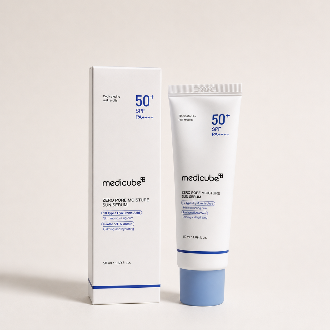 سرم ضدآفتاب مرطوب‌کننده مدیکیوب Zero Pore Moisture Sun Serum SPF50+ PA++++  سرم ضدآفتاب مدیکیوب Zero Pore Moisture Sun Serum SPF50+ PA++++ یک ضدآفتاب با بافت سرمی، سبک و آبرسان است که علاوه بر محافظت کامل از پوست در برابر اشعه‌های مضر UVA و UVB، به حفظ رطوبت پوست و کاهش ظاهر منافذ کمک می‌کند. این محصول بدون ایجاد حس چربی یا سنگینی، به‌سرعت جذب شده و برای استفاده روزانه ایده‌آل است.  فرمولاسیون این ضدآفتاب حاوی ۱۰ نوع هیالورونیک اسید، پانتنول و آلانتوئین است که پوست را عمیقاً آبرسانی کرده، التهاب و قرمزی را کاهش می‌دهد و باعث نرمی و شادابی پوست می‌شود. بافت سبک و فینیش طبیعی آن، این محصول را به گزینه‌ای مناسب برای استفاده زیر آرایش تبدیل کرده است