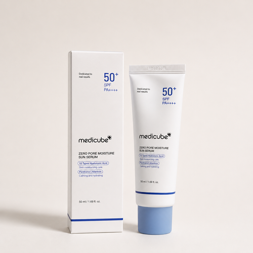 سرم ضدآفتاب مرطوبکننده مدیکیوب Zero Pore Moisture Sun Serum SPF50+ PA++++ سرم ضدآفتاب مدیکیوب Zero Pore Moisture Sun Serum SPF50+ PA++++ یک ضدآفتاب با بافت سرمی، سبک و آبرسان است که علاوه بر محافظت کامل از پوست در برابر اشعههای مضر UVA و UVB، به حفظ رطوبت پوست و کاهش ظاهر منافذ کمک میکند. این محصول بدون ایجاد حس چربی یا سنگینی، بهسرعت جذب شده و برای استفاده روزانه ایدهآل است. فرمولاسیون این ضدآفتاب حاوی ۱۰ نوع هیالورونیک اسید، پانتنول و آلانتوئین است که پوست را عمیقاً آبرسانی کرده، التهاب و قرمزی را کاهش میدهد و باعث نرمی و شادابی پوست میشود. بافت سبک و فینیش طبیعی آن، این محصول را به گزینهای مناسب برای استفاده زیر آرایش تبدیل کرده است
