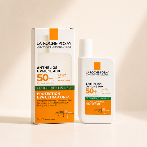 ت ضد آفتاب لاروش پوزای Anthelios UVMune 400 Oil Control Fluide SPF50+ | حجم 50 میلیلیتر ضد آفتاب La Roche-Posay Anthelios UVMune 400 Oil Control Fluide SPF50+ یک فلوئید بسیار سبک با محافظت بالا در برابر اشعههای UVA، UVB و Ultra-Long UVA است که بهطور ویژه برای پوستهای چرب، مختلط و مستعد جوش طراحی شده است. این محصول با فناوری UVMune 400 از پوست در برابر آسیبهای ناشی از نور خورشید، لک، پیری زودرس و استرس اکسیداتیو محافظت میکند. بافت فلوئیدی و سبک آن بهسرعت جذب پوست شده، بدون ایجاد احساس چربی یا سنگینی، تا 12 ساعت به کنترل چربی و کاهش براق شدن پوست کمک میکند. همچنین فاقد اثر سفیدکنندگی بوده و برای استفاده روزانه، حتی زیر آرایش، گزینهای ایدهآل است