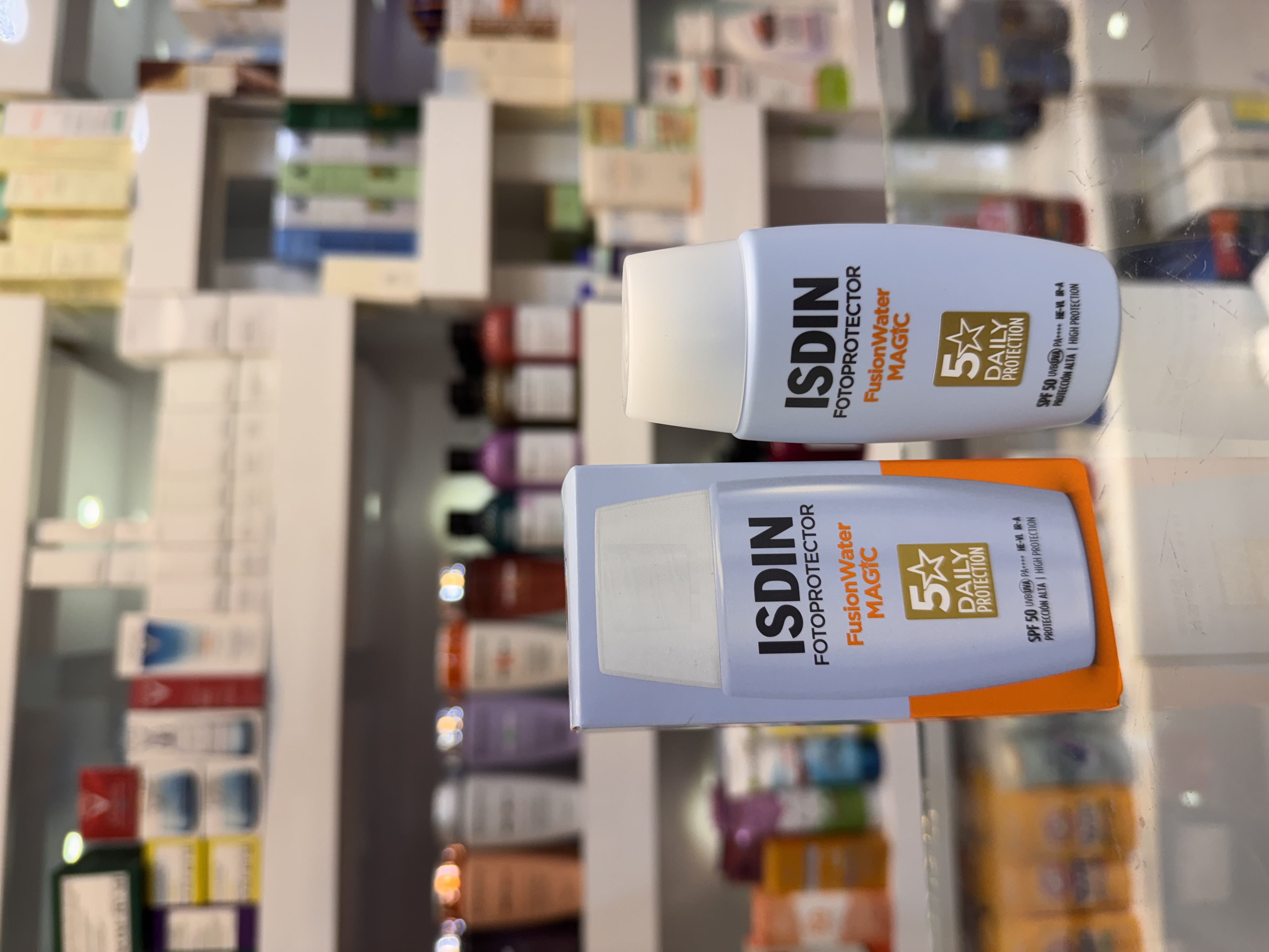 ضد آفتاب ISDIN Fotoprotector Fusion Water MAGIC SPF 50  ضد آفتاب ISDIN Fusion Water MAGIC SPF 50 یکی از محبوب‌ترین محصولات برند اسپانیایی ISDIN است که با بافت فوق‌العاده سبک و بر پایه آب، از پوست در برابر اشعه‌های UVA و UVB محافظت می‌کند. این محصول بدون ایجاد حس چربی یا سنگینی، به سرعت جذب شده و برای استفاده روزانه ایده‌آل است