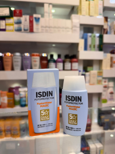 ضد آفتاب ISDIN Fotoprotector Fusion Water MAGIC SPF 50 ضد آفتاب ISDIN Fusion Water MAGIC SPF 50 یکی از محبوبترین محصولات برند اسپانیایی ISDIN است که با بافت فوقالعاده سبک و بر پایه آب، از پوست در برابر اشعههای UVA و UVB محافظت میکند. این محصول بدون ایجاد حس چربی یا سنگینی، به سرعت جذب شده و برای استفاده روزانه ایدهآل است