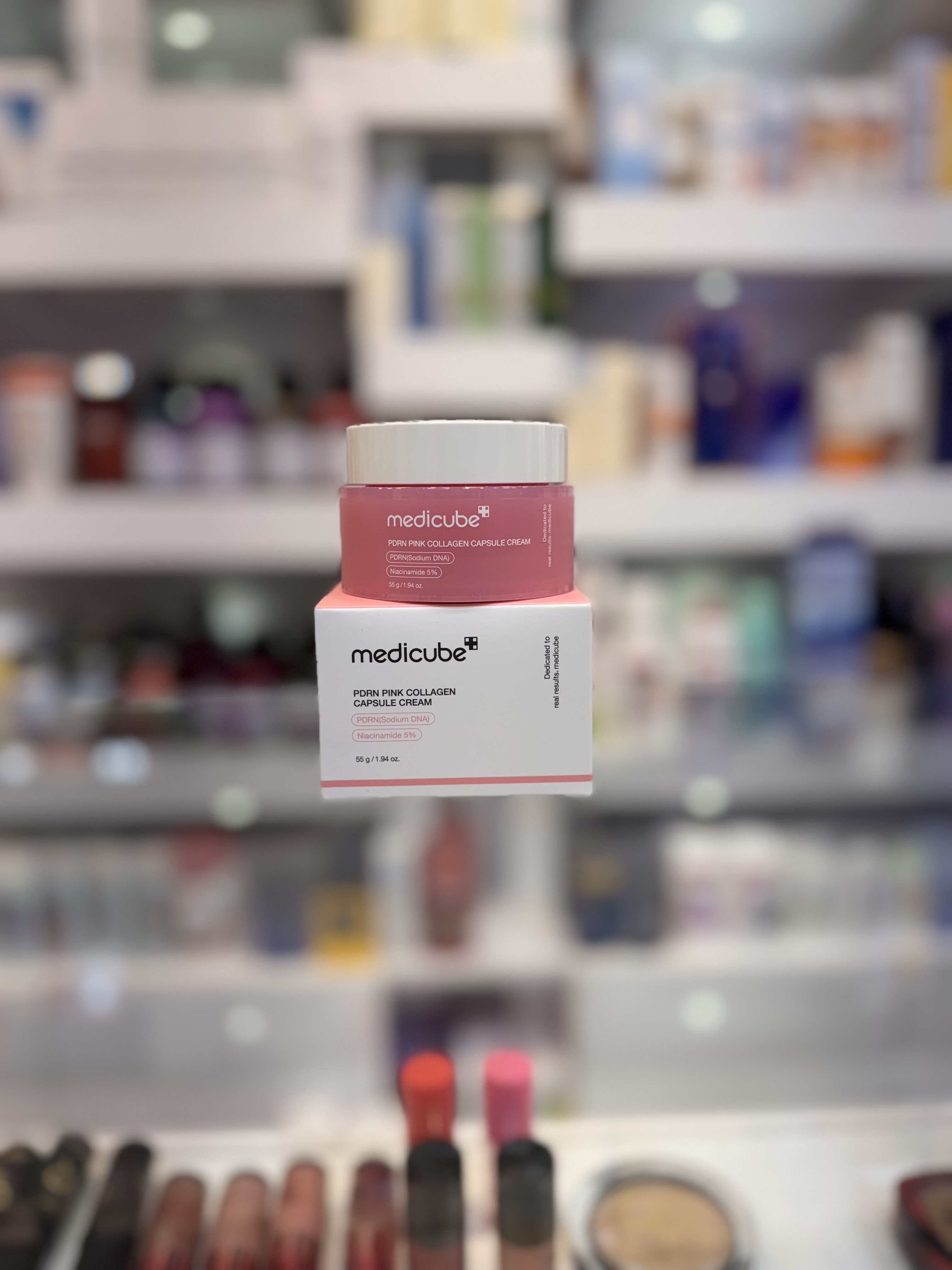 کرم کپسولی کلاژن صورتی مدیکیوب PDRN Pink Collagen Capsule Cream حجم 55 گرم  کرم کپسولی کلاژن صورتی مدیکیوب (Medicube PDRN Pink Collagen Capsule Cream) یک کرم جوانساز و آبرسان پیشرفته از برند محبوب کره‌ای Medicube است که با بهره‌گیری از فناوری کپسول‌های کلاژن، PDRN (DNA مشتق‌شده از ماهی سالمون) و نیاسینامید ۵٪ به افزایش استحکام پوست، کاهش خطوط ریز، بهبود شفافیت و تقویت سد دفاعی پوست کمک می‌کند.  این کرم دارای کپسول‌های صورتی حاوی مواد مغذی است که هنگام استفاده روی پوست ذوب شده و مواد مؤثر را به‌صورت تازه و یکنواخت آزاد می‌کنند. بافت سبک و زودجذب آن بدون ایجاد حس چربی، پوست را عمیقاً آبرسانی کرده و ظاهری نرم، شاداب و درخشان به آن می‌بخشد