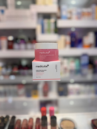 کرم کپسولی کلاژن صورتی مدیکیوب PDRN Pink Collagen Capsule Cream حجم 55 گرم کرم کپسولی کلاژن صورتی مدیکیوب (Medicube PDRN Pink Collagen Capsule Cream) یک کرم جوانساز و آبرسان پیشرفته از برند محبوب کرهای Medicube است که با بهرهگیری از فناوری کپسولهای کلاژن، PDRN (DNA مشتقشده از ماهی سالمون) و نیاسینامید ۵٪ به افزایش استحکام پوست، کاهش خطوط ریز، بهبود شفافیت و تقویت سد دفاعی پوست کمک میکند. این کرم دارای کپسولهای صورتی حاوی مواد مغذی است که هنگام استفاده روی پوست ذوب شده و مواد مؤثر را بهصورت تازه و یکنواخت آزاد میکنند. بافت سبک و زودجذب آن بدون ایجاد حس چربی، پوست را عمیقاً آبرسانی کرده و ظاهری نرم، شاداب و درخشان به آن میبخشد