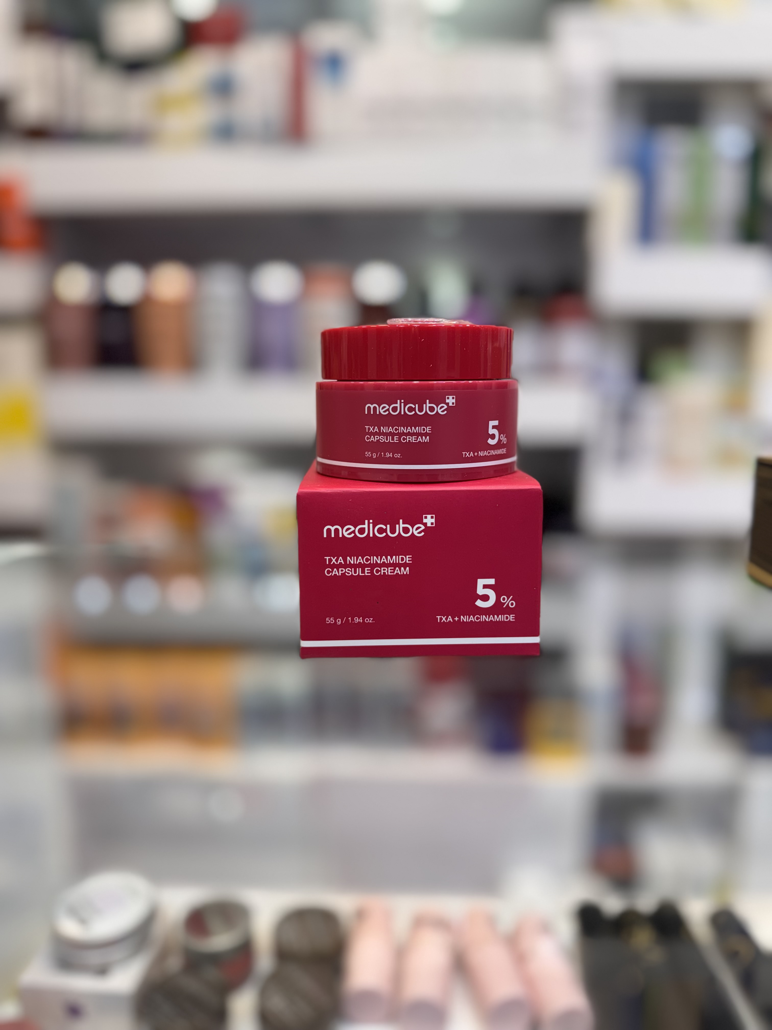 کرم کپسولی روشن‌کننده مدیکیوب TXA Niacinamide Capsule Cream 5% حجم 55 گرم  کرم کپسولی Medicube TXA Niacinamide Capsule Cream 5% یک کرم تخصصی روشن‌کننده و ضدلک از برند کره‌ای Medicube است که با ترکیب مؤثر ترانگزامیک اسید (TXA) و نیاسینامید ۵٪ به کاهش لک‌های تیره، جای جوش، تیرگی و ناهماهنگی رنگ پوست کمک می‌کند. این کرم با فناوری کپسول‌های مغذی، مواد فعال را به‌صورت تازه روی پوست آزاد کرده و جذب بهتری را فراهم می‌کند.  فرمولاسیون سبک و زودجذب این محصول علاوه بر کمک به درمان لک‌های مقاوم، پوست را عمیقاً آبرسانی کرده و باعث شفافیت، لطافت و یکنواخت شدن رنگ پوست می‌شود. استفاده مداوم از این کرم، پوست را روشن‌تر، شاداب‌تر و درخشان‌تر نشان می‌دهد.