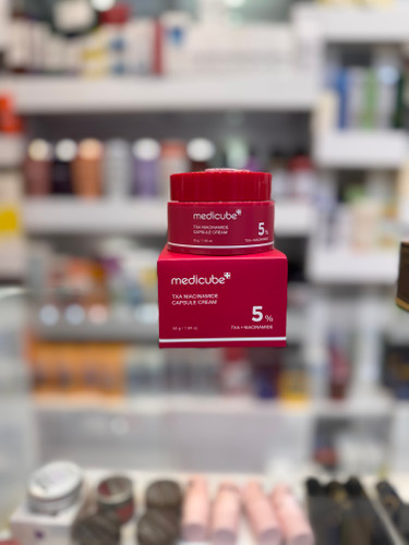 کرم کپسولی روشنکننده مدیکیوب TXA Niacinamide Capsule Cream 5% حجم 55 گرم کرم کپسولی Medicube TXA Niacinamide Capsule Cream 5% یک کرم تخصصی روشنکننده و ضدلک از برند کرهای Medicube است که با ترکیب مؤثر ترانگزامیک اسید (TXA) و نیاسینامید ۵٪ به کاهش لکهای تیره، جای جوش، تیرگی و ناهماهنگی رنگ پوست کمک میکند. این کرم با فناوری کپسولهای مغذی، مواد فعال را بهصورت تازه روی پوست آزاد کرده و جذب بهتری را فراهم میکند. فرمولاسیون سبک و زودجذب این محصول علاوه بر کمک به درمان لکهای مقاوم، پوست را عمیقاً آبرسانی کرده و باعث شفافیت، لطافت و یکنواخت شدن رنگ پوست میشود. استفاده مداوم از این کرم، پوست را روشنتر، شادابتر و درخشانتر نشان میدهد.