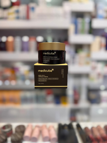 کرم کپسولی ویتامین C مدیکیوب (Medicube Deep Vita C Capsule Cream) 55 گرم کرم کپسولی ویتامین C مدیکیوب یک کرم روشنکننده و ضدلک کرهای است که با ترکیب آب ویتامین (Vitamin Water) 50%، مشتقات پایدار ویتامین C و 5% نیاسینامید به کاهش لکهای تیره، افزایش شفافیت پوست و یکنواخت شدن رنگ چهره کمک میکند. کپسولهای ریز موجود در بافت کرم هنگام استفاده روی پوست ذوب شده و مواد مؤثر را بهصورت تازه و مؤثر آزاد میکنند. این محصول علاوه بر روشنکنندگی، پوست را عمیقاً آبرسانی کرده و به افزایش لطافت، شادابی و درخشندگی طبیعی پوست کمک میکند.