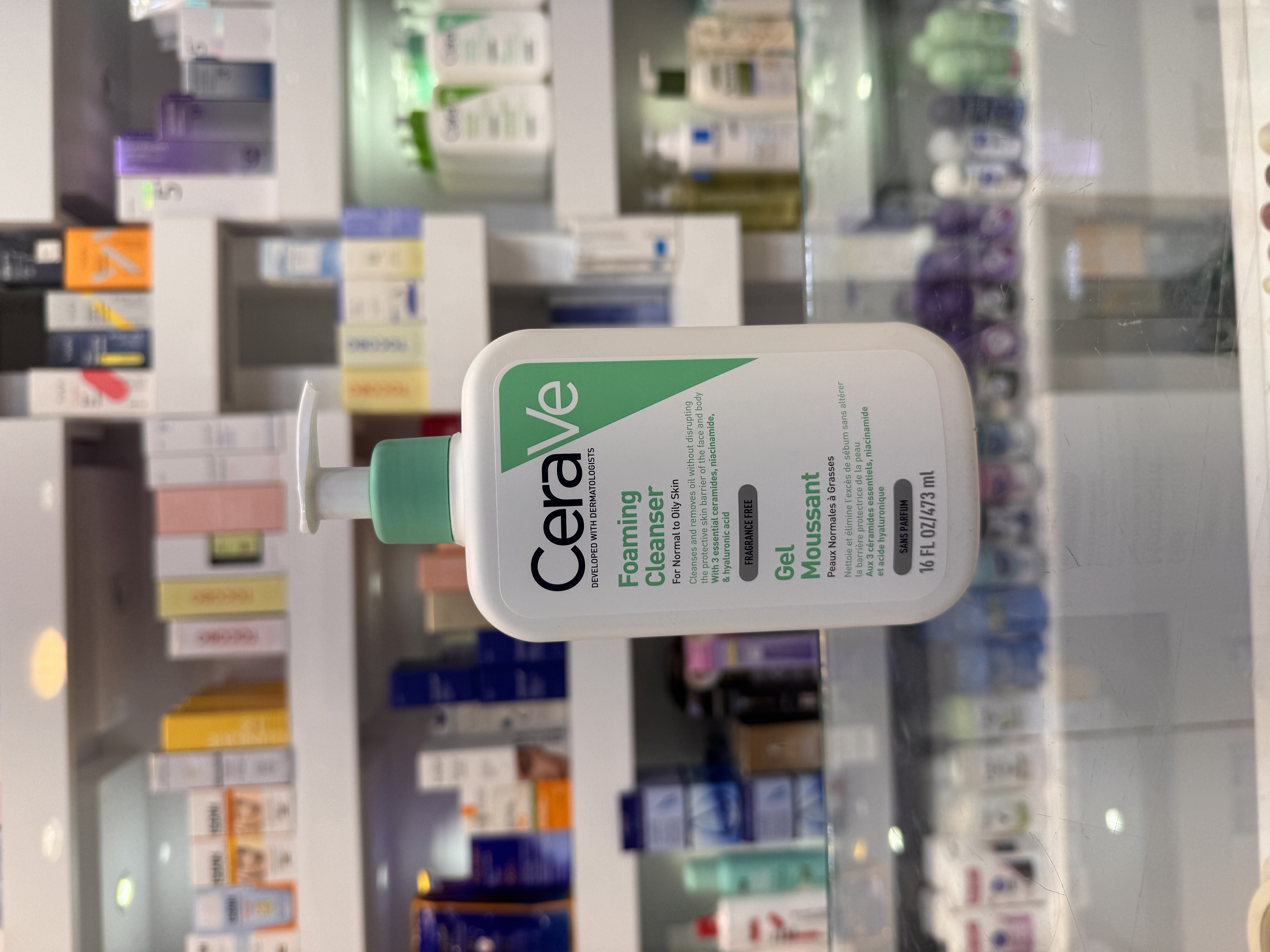 ژل شستشوی فومی سراوی (CeraVe Foaming Cleanser) 473 میلی‌لیتر  ژل شستشوی فومی سراوی یک شوینده ملایم و فاقد عطر است که به‌طور ویژه برای پوست‌های نرمال، مختلط و چرب طراحی شده است. این شوینده بدون آسیب رساندن به سد دفاعی پوست، آلودگی‌ها، چربی اضافی، مواد آرایشی و ناخالصی‌ها را به‌طور مؤثر پاک می‌کند و پس از شستشو احساس خشکی یا کشیدگی روی پوست ایجاد نمی‌کند.  فرمولاسیون این محصول با همکاری متخصصان پوست توسعه یافته و حاوی 3 سرامید ضروری، نیاسینامید و هیالورونیک اسید است. سرامیدها به حفظ و تقویت سد محافظ پوست کمک می‌کنند، نیاسینامید باعث تسکین و کاهش التهاب می‌شود و هیالورونیک اسید رطوبت پوست را حفظ می‌کند. بافت ژلی این شوینده هنگام تماس با آب به کف ملایمی تبدیل شده و پوست را کاملاً تمیز و شاداب می‌کند.