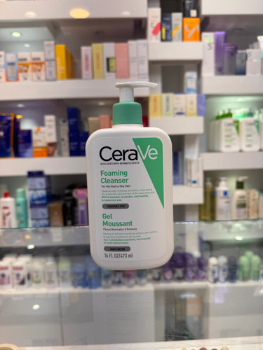 ژل شستشوی فومی سراوی (CeraVe Foaming Cleanser) 473 میلیلیتر ژل شستشوی فومی سراوی یک شوینده ملایم و فاقد عطر است که بهطور ویژه برای پوستهای نرمال، مختلط و چرب طراحی شده است. این شوینده بدون آسیب رساندن به سد دفاعی پوست، آلودگیها، چربی اضافی، مواد آرایشی و ناخالصیها را بهطور مؤثر پاک میکند و پس از شستشو احساس خشکی یا کشیدگی روی پوست ایجاد نمیکند. فرمولاسیون این محصول با همکاری متخصصان پوست توسعه یافته و حاوی 3 سرامید ضروری، نیاسینامید و هیالورونیک اسید است. سرامیدها به حفظ و تقویت سد محافظ پوست کمک میکنند، نیاسینامید باعث تسکین و کاهش التهاب میشود و هیالورونیک اسید رطوبت پوست را حفظ میکند. بافت ژلی این شوینده هنگام تماس با آب به کف ملایمی تبدیل شده و پوست را کاملاً تمیز و شاداب میکند.
