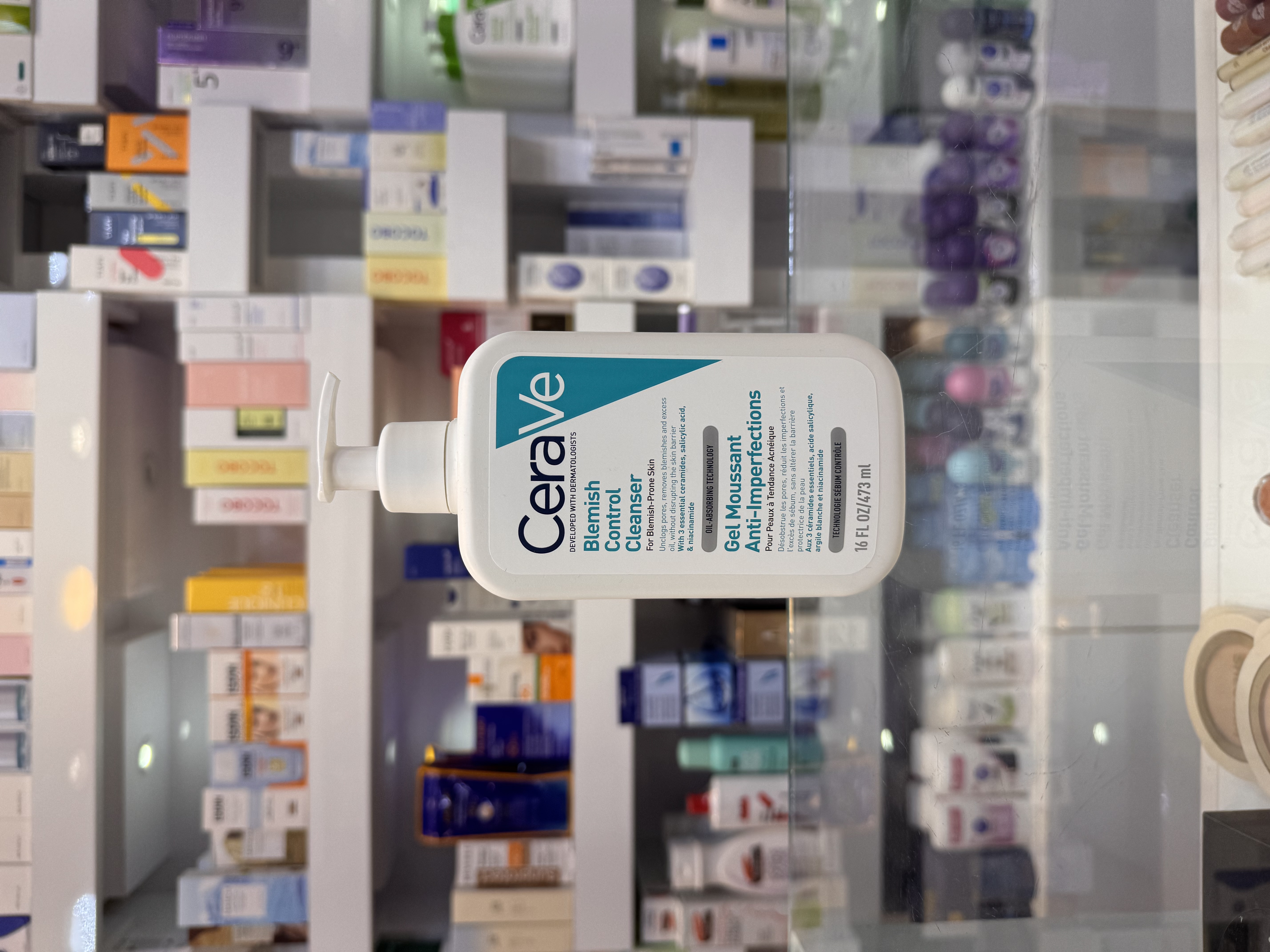 ژل شستشوی ضدجوش سراوی (CeraVe Blemish Control Cleanser) 473 میلی‌لیتر  ژل شستشوی ضدجوش سراوی یک شوینده تخصصی برای پوست‌های چرب، مختلط و مستعد آکنه است که ضمن پاکسازی کامل پوست، به کاهش جوش‌ها، کنترل ترشح چربی و جلوگیری از ایجاد جوش‌های جدید کمک می‌کند. این شوینده با فرمولاسیون ملایم، بدون آسیب رساندن به سد دفاعی پوست، آلودگی، چربی اضافی و سلول‌های مرده را از سطح پوست پاک می‌کند.  این محصول حاوی 2 درصد سالیسیلیک اسید (Salicylic Acid) برای لایه‌برداری ملایم و پاکسازی منافذ، 3 سرامید ضروری برای حفظ سد دفاعی پوست و نیاسینامید برای کاهش التهاب و قرمزی است. همچنین با بهره‌گیری از فناوری Oil-Absorbing Technology به کنترل چربی پوست کمک کرده و از براق شدن پوست جلوگیری می‌کند.