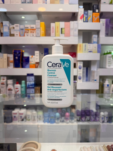 ژل شستشوی ضدجوش سراوی (CeraVe Blemish Control Cleanser) 473 میلیلیتر ژل شستشوی ضدجوش سراوی یک شوینده تخصصی برای پوستهای چرب، مختلط و مستعد آکنه است که ضمن پاکسازی کامل پوست، به کاهش جوشها، کنترل ترشح چربی و جلوگیری از ایجاد جوشهای جدید کمک میکند. این شوینده با فرمولاسیون ملایم، بدون آسیب رساندن به سد دفاعی پوست، آلودگی، چربی اضافی و سلولهای مرده را از سطح پوست پاک میکند. این محصول حاوی 2 درصد سالیسیلیک اسید (Salicylic Acid) برای لایهبرداری ملایم و پاکسازی منافذ، 3 سرامید ضروری برای حفظ سد دفاعی پوست و نیاسینامید برای کاهش التهاب و قرمزی است. همچنین با بهرهگیری از فناوری Oil-Absorbing Technology به کنترل چربی پوست کمک کرده و از براق شدن پوست جلوگیری میکند.