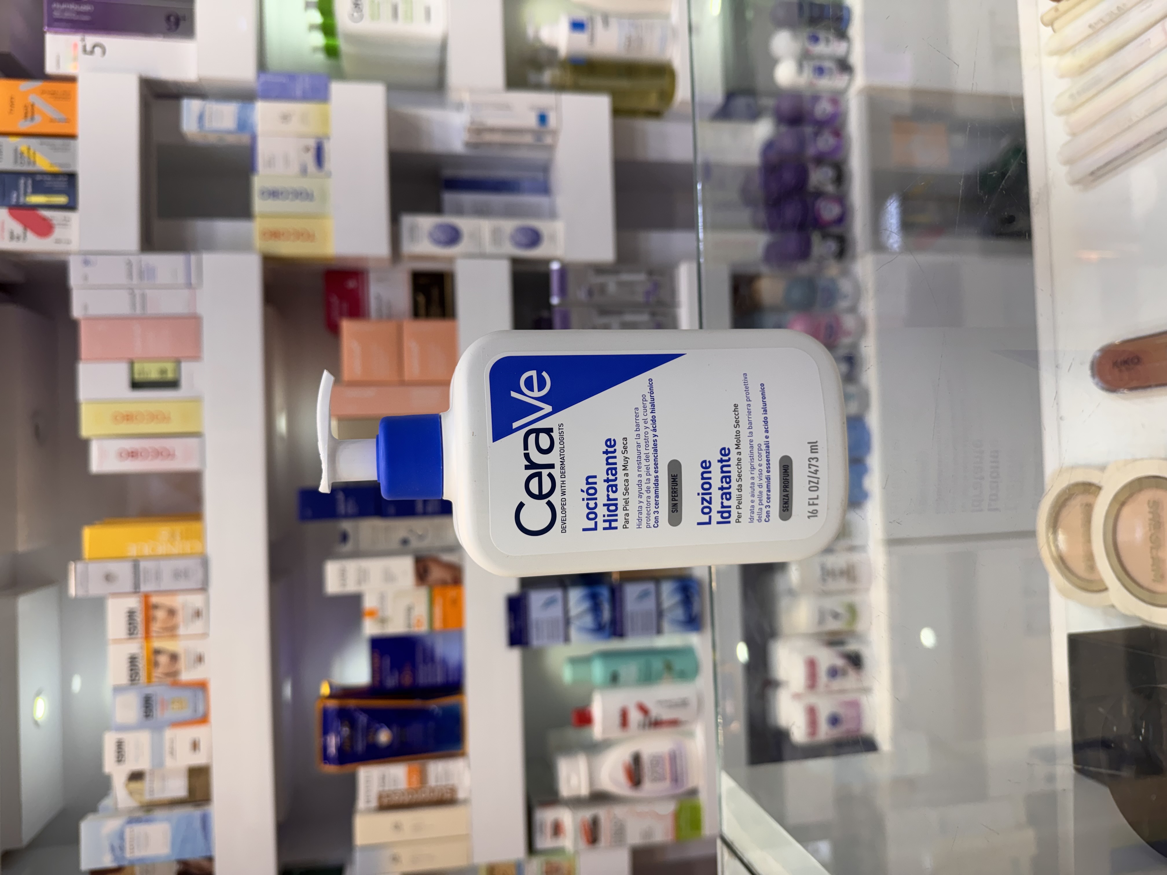لوسیون مرطوب‌کننده سراوی (CeraVe Moisturising Lotion) 473 میلی‌لیتر  لوسیون مرطوب‌کننده CeraVe یک مرطوب‌کننده سبک، فاقد عطر و غیرکومدون‌زا است که برای آبرسانی طولانی‌مدت و تقویت سد دفاعی پوست طراحی شده است. این محصول با همکاری متخصصان پوست توسعه یافته و حاوی ۳ سرامید ضروری، هیالورونیک اسید و فناوری MVE است که رطوبت را به‌صورت تدریجی در طول روز آزاد می‌کند. بافت سبک آن به سرعت جذب پوست شده و بدون ایجاد احساس چربی، پوست را نرم، لطیف و مرطوب نگه می‌دارد.  این لوسیون برای استفاده روزانه روی صورت و بدن مناسب بوده و انتخابی ایده‌آل برای پوست‌های نرمال تا خشک و بسیار خشک است.