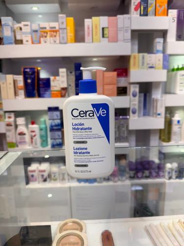 لوسیون مرطوبکننده سراوی (CeraVe Moisturising Lotion) 473 میلیلیتر لوسیون مرطوبکننده CeraVe یک مرطوبکننده سبک، فاقد عطر و غیرکومدونزا است که برای آبرسانی طولانیمدت و تقویت سد دفاعی پوست طراحی شده است. این محصول با همکاری متخصصان پوست توسعه یافته و حاوی ۳ سرامید ضروری، هیالورونیک اسید و فناوری MVE است که رطوبت را بهصورت تدریجی در طول روز آزاد میکند. بافت سبک آن به سرعت جذب پوست شده و بدون ایجاد احساس چربی، پوست را نرم، لطیف و مرطوب نگه میدارد. این لوسیون برای استفاده روزانه روی صورت و بدن مناسب بوده و انتخابی ایدهآل برای پوستهای نرمال تا خشک و بسیار خشک است.