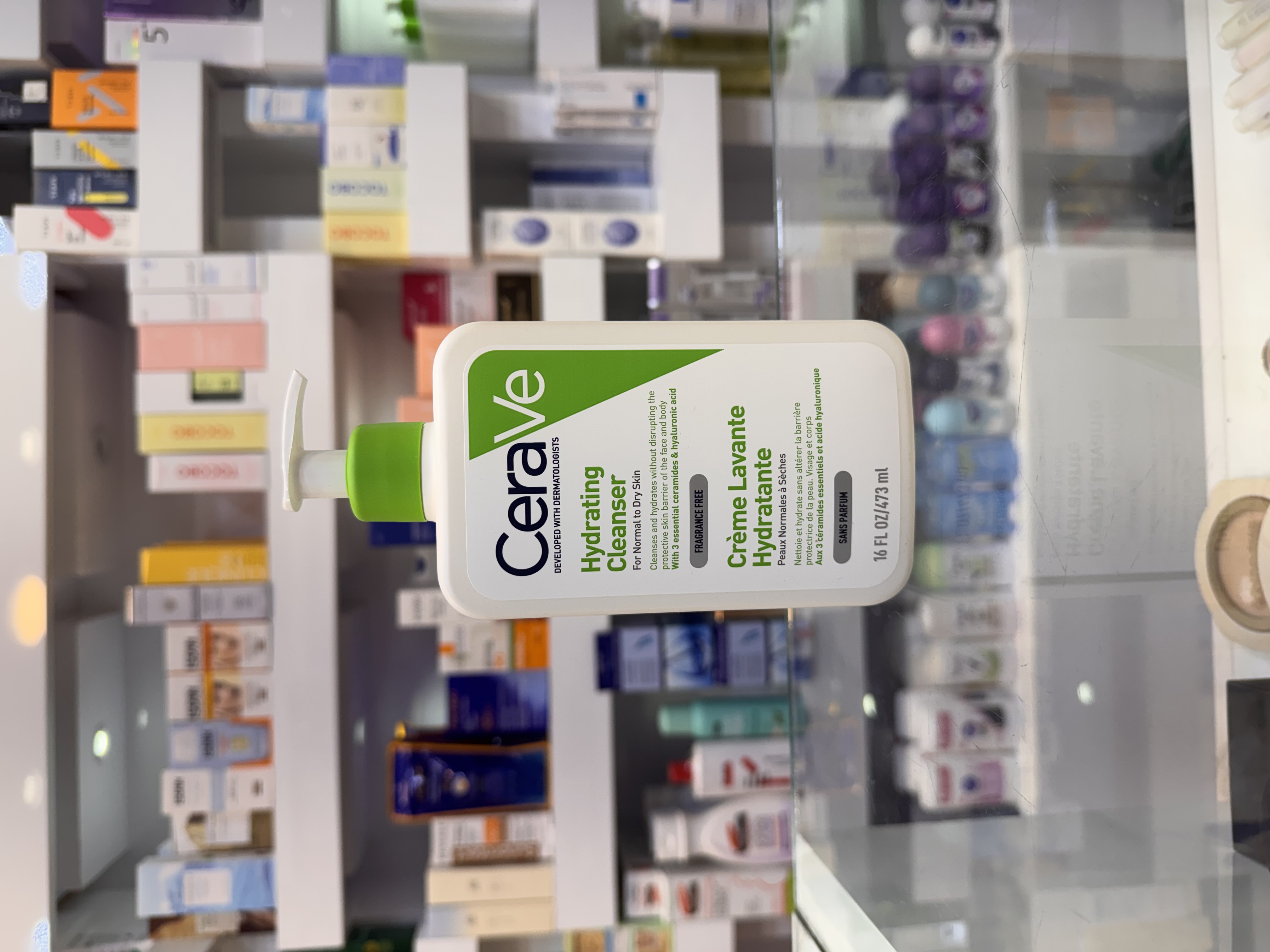 ژل شستشوی آبرسان سراوی (CeraVe Hydrating Cleanser) 473 میلی‌لیتر  ژل شستشوی آبرسان سراوی (CeraVe Hydrating Cleanser) یک پاک‌کننده ملایم و غیرکف‌کننده است که بدون آسیب رساندن به سد دفاعی پوست، آلودگی‌ها، چربی اضافه و باقی‌مانده آرایش را از سطح پوست پاک می‌کند. این شوینده با همکاری متخصصان پوست تولید شده و حاوی ۳ سرامید ضروری، هیالورونیک اسید و فناوری MVE است که علاوه بر پاکسازی، رطوبت پوست را حفظ کرده و از خشکی و احساس کشیدگی پس از شستشو جلوگیری می‌کند.  این محصول فاقد عطر، صابون و مواد تحریک‌کننده بوده و برای استفاده روزانه روی صورت و بدن مناسب است. اگر پوست خشک، نرمال یا حساس دارید، این شوینده یکی از بهترین انتخاب‌ها برای روتین مراقبت از پوست شما خواهد بود