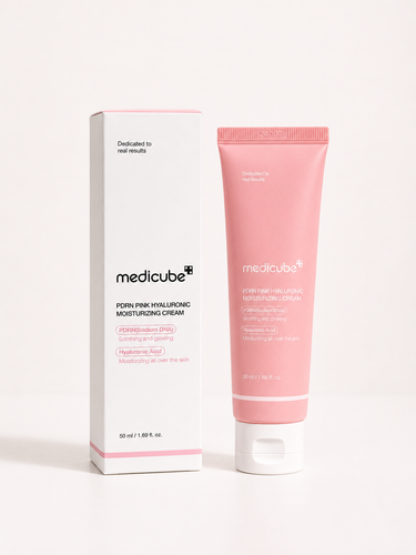 کرم مرطوبکننده مدیکیوب PDRN Pink Hyaluronic Moisturizing Cream Medicube PDRN Pink Hyaluronic Moisturizing Cream یک کرم آبرسان و ترمیمکننده است که با ترکیبی از PDRN (Sodium DNA) و اسید هیالورونیک به آبرسانی عمیق، افزایش لطافت و کمک به بازسازی پوست میپردازد. این کرم با بافت سبک و جذب سریع، بدون ایجاد حس چربی، رطوبت مورد نیاز پوست را تأمین کرده و ظاهری شاداب، نرم و درخشان به آن میبخشد. وجود PDRN در فرمول این محصول به تقویت سد دفاعی پوست، کاهش نشانههای خستگی و کمک به ترمیم پوست کمک میکند، در حالی که اسید هیالورونیک با حفظ رطوبت، از خشکی و دهیدراته شدن پوست جلوگیری میکند. این کرم برای استفاده روزانه، بهویژه پوستهای کمآب، کدر و حساس، گزینهای ایدهآل است