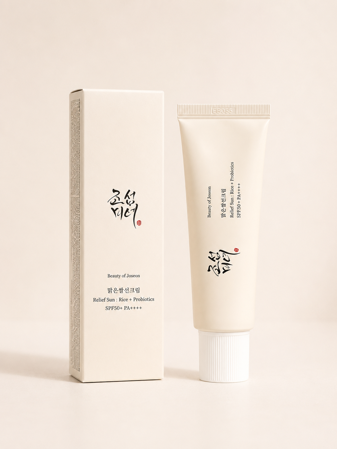ضد آفتاب بیوتی آف جوسان Relief Sun: Rice + Probiotics SPF50+ PA++++  ضد آفتاب Beauty of Joseon Relief Sun یکی از محبوب‌ترین ضدآفتاب‌های کره‌ای است که علاوه بر محافظت کامل از پوست در برابر اشعه‌های UVA و UVB، با ترکیبات مغذی مانند عصاره برنج (۳۰٪) و پروبیوتیک‌های تخمیرشده به حفظ رطوبت، تقویت سد دفاعی پوست و افزایش شادابی آن کمک می‌کند.  بافت این محصول بسیار سبک، کرمی و زودجذب است و بدون ایجاد احساس سنگینی، چربی یا سفیدک روی پوست، ظاهری طبیعی و درخشان به پوست می‌بخشد. به همین دلیل برای استفاده روزانه و زیر آرایش نیز گزینه‌ای ایده‌آل محسوب می‌شود