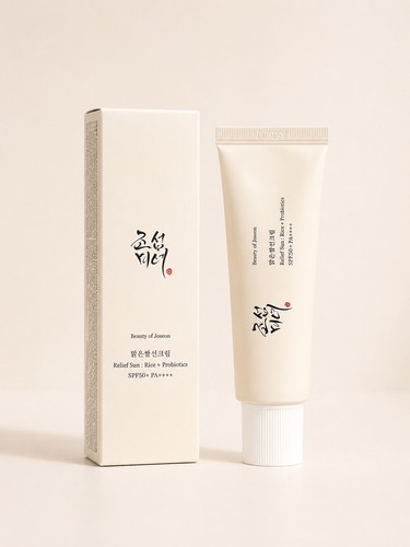 ضد آفتاب بیوتی آف جوسان Relief Sun: Rice + Probiotics SPF50+ PA++++ ضد آفتاب Beauty of Joseon Relief Sun یکی از محبوبترین ضدآفتابهای کرهای است که علاوه بر محافظت کامل از پوست در برابر اشعههای UVA و UVB، با ترکیبات مغذی مانند عصاره برنج (۳۰٪) و پروبیوتیکهای تخمیرشده به حفظ رطوبت، تقویت سد دفاعی پوست و افزایش شادابی آن کمک میکند. بافت این محصول بسیار سبک، کرمی و زودجذب است و بدون ایجاد احساس سنگینی، چربی یا سفیدک روی پوست، ظاهری طبیعی و درخشان به پوست میبخشد. به همین دلیل برای استفاده روزانه و زیر آرایش نیز گزینهای ایدهآل محسوب میشود