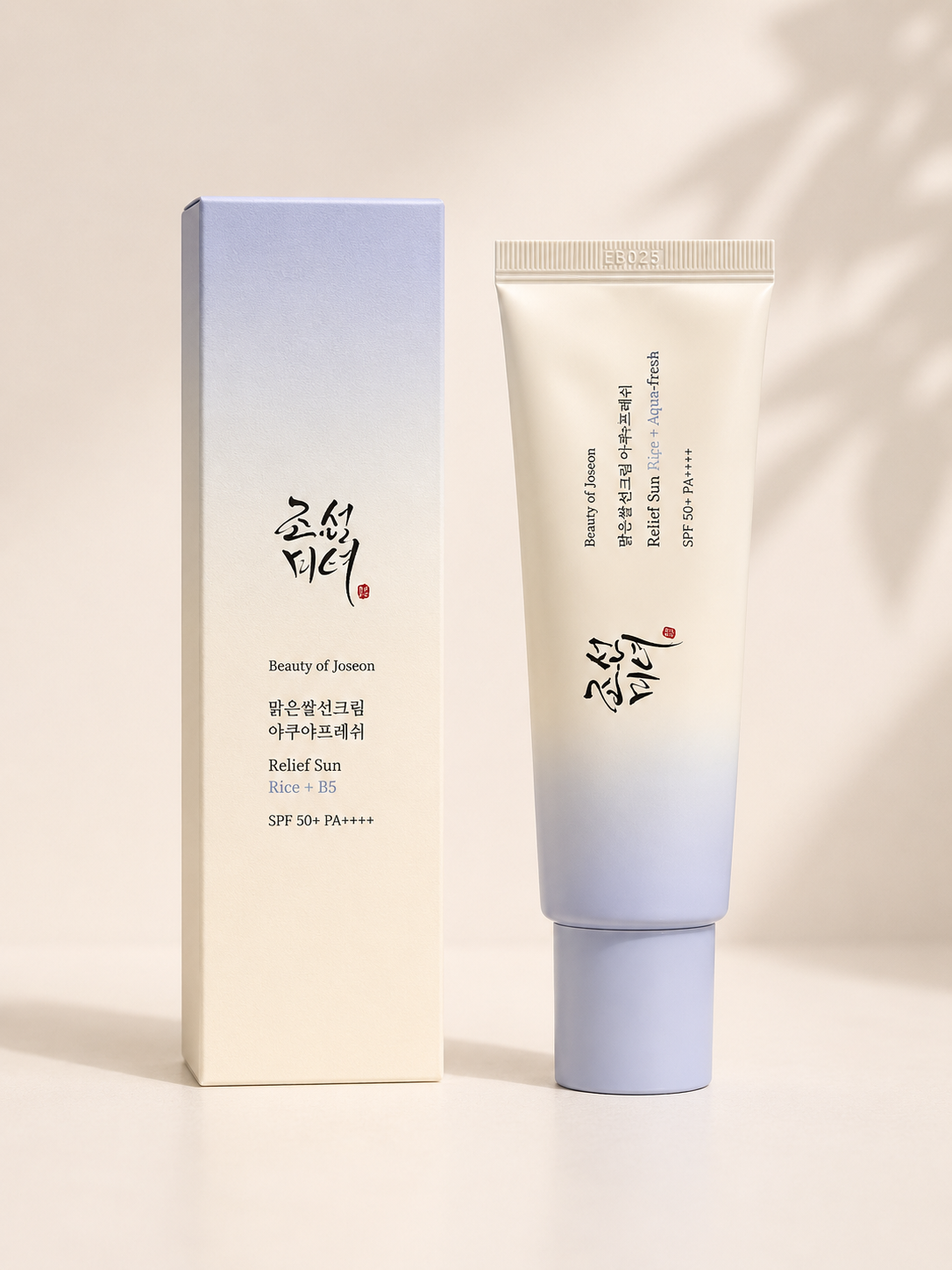 ضد آفتاب بیوتی آف جوسان Relief Sun Aqua-Fresh Rice + B5 SPF50+ PA++++  Beauty of Joseon Relief Sun Aqua-Fresh Rice + B5 نسخه جدید و سبک‌تر ضد آفتاب محبوب بیوتی آف جوسان است که با بهره‌گیری از آب برنج، ویتامین B5 (پانتنول) و فیلترهای محافظتی پیشرفته، علاوه بر محافظت کامل از پوست در برابر اشعه‌های مضر خورشید، به آبرسانی، تسکین و تقویت سد دفاعی پوست نیز کمک می‌کند.  این ضد آفتاب دارای بافتی بسیار سبک، زودجذب و بدون چربی است و بدون ایجاد سفیدک یا حس سنگینی، روی پوست کاملاً طبیعی می‌نشیند. به همین دلیل انتخابی عالی برای پوست‌های مختلط، چرب، دهیدراته و حساس محسوب می‌شود و برای استفاده روزانه و زیر آرایش نیز مناسب است