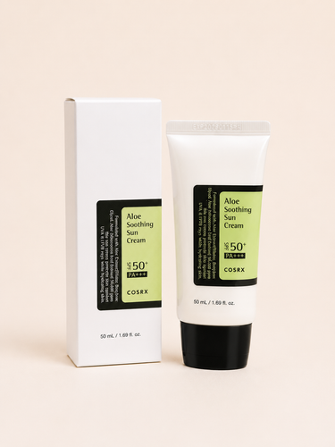 کرم ضد آفتاب آلوئهورا کوزارکس Aloe Soothing Sun Cream SPF50+ PA+++ COSRX Aloe Soothing Sun Cream SPF50+ PA+++ یک ضد آفتاب آبرسان و تسکیندهنده است که با بهرهگیری از عصاره آلوئهورا، علاوه بر محافظت مؤثر از پوست در برابر اشعههای مضر خورشید، رطوبت مورد نیاز پوست را نیز تأمین میکند. این محصول بافتی سبک، کرمی و نرم دارد و بدون ایجاد سفیدک یا احساس چسبندگی، بهراحتی روی پوست پخش میشود. فرمولاسیون ملایم این ضد آفتاب باعث شده برای استفاده روزانه و انواع پوست، بهویژه پوستهای خشک، نرمال، حساس و کمآب، انتخابی مناسب باشد. همچنین به دلیل خاصیت مرطوبکنندگی، میتواند جایگزین مناسبی برای کرم روز در روتین مراقبت از پوست باشد