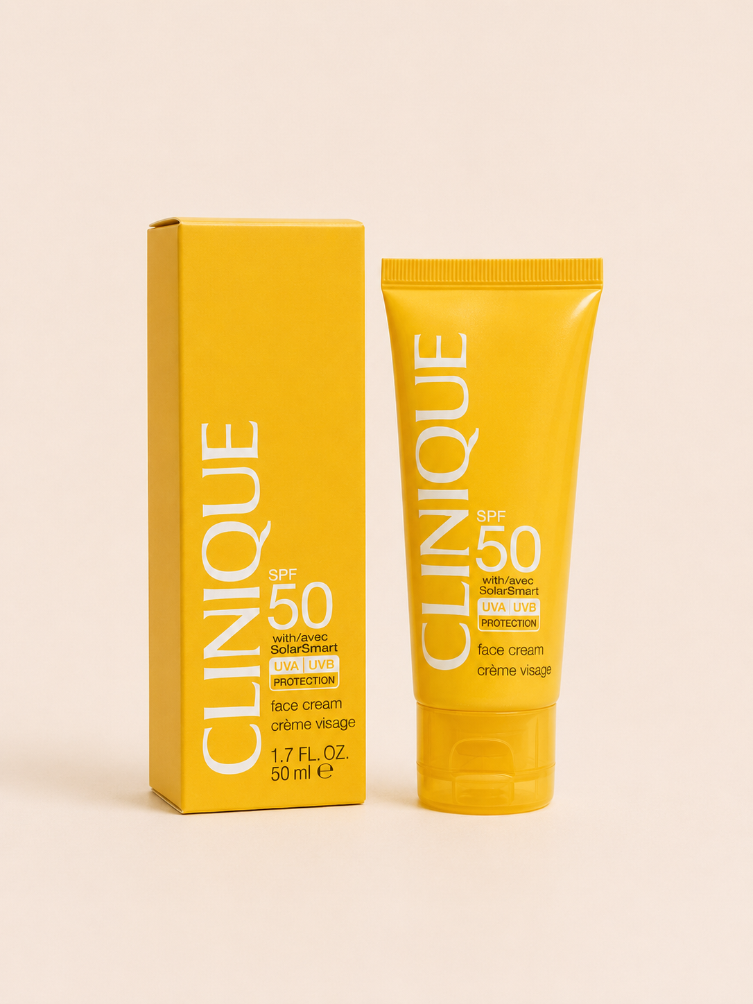 کرم ضد آفتاب صورت کلینیک SPF50 Face Cream حجم 50 میلی‌لیتر  کرم ضد آفتاب Clinique SPF50 Face Cream با بهره‌گیری از فناوری SolarSmart، محافظتی گسترده در برابر اشعه‌های UVA و UVB فراهم می‌کند و از پوست در برابر آفتاب‌سوختگی، پیری زودرس و آسیب‌های ناشی از نور خورشید محافظت می‌کند. بافت کرمی، سبک و زودجذب این محصول بدون ایجاد حس چربی یا سنگینی، رطوبت مورد نیاز پوست را تأمین کرده و برای استفاده روزانه ایده‌آل است.  این ضد آفتاب برای انواع پوست، از جمله پوست‌های حساس، مناسب بوده و به‌راحتی زیر آرایش قابل استفاده است