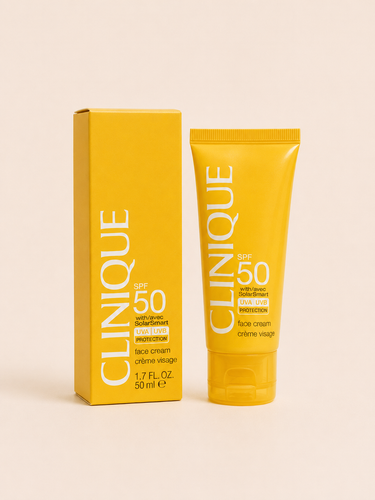 کرم ضد آفتاب صورت کلینیک SPF50 Face Cream حجم 50 میلیلیتر کرم ضد آفتاب Clinique SPF50 Face Cream با بهرهگیری از فناوری SolarSmart، محافظتی گسترده در برابر اشعههای UVA و UVB فراهم میکند و از پوست در برابر آفتابسوختگی، پیری زودرس و آسیبهای ناشی از نور خورشید محافظت میکند. بافت کرمی، سبک و زودجذب این محصول بدون ایجاد حس چربی یا سنگینی، رطوبت مورد نیاز پوست را تأمین کرده و برای استفاده روزانه ایدهآل است. این ضد آفتاب برای انواع پوست، از جمله پوستهای حساس، مناسب بوده و بهراحتی زیر آرایش قابل استفاده است