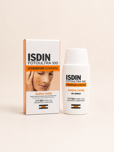 ضد آفتاب ضد لک ایزدین مدل FotoUltra 100 Active Unify SPF50+ حجم 50 میلیلیتر ضد آفتاب ISDIN FotoUltra 100 Active Unify SPF50+ محصولی تخصصی برای محافظت از پوست در برابر اشعههای UVA و UVB و کمک به کاهش لکهای ناشی از آفتاب و ملاسما است. این ضد آفتاب با بهرهگیری از فناوری DP3-Unify Complex علاوه بر محافظت بسیار بالا، به یکنواخت شدن رنگ پوست کمک کرده و از ایجاد لکهای جدید جلوگیری میکند. بافت فلوئیدی، سبک و جذب سریع آن بدون ایجاد حس چربی یا سنگینی، استفاده روزانه را برای انواع پوست بهویژه پوستهای مستعد لک ایدهآل میکند