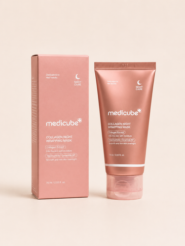 ماسک شب کلاژن مدیکیوب Collagen Night Wrapping Mask Medicube Collagen Night Wrapping Mask یک ماسک شب آبرسان و سفتکننده است که در طول شب مانند یک لایه محافظ روی پوست عمل کرده و به حفظ رطوبت، افزایش خاصیت ارتجاعی و بهبود بافت پوست کمک میکند. این ماسک با ترکیبات مؤثر مانند کلاژن، نیاسینامید و سرامید NP پوست را تغذیه کرده و هنگام خواب به بازسازی و تقویت سد دفاعی پوست کمک میکند. بافت سبک و ژلی این محصول بهراحتی روی پوست پخش شده و بدون ایجاد احساس سنگینی، تا صبح رطوبت پوست را حفظ میکند. پس از بیدار شدن، پوست نرمتر، شادابتر و لطیفتر به نظر میرسد
