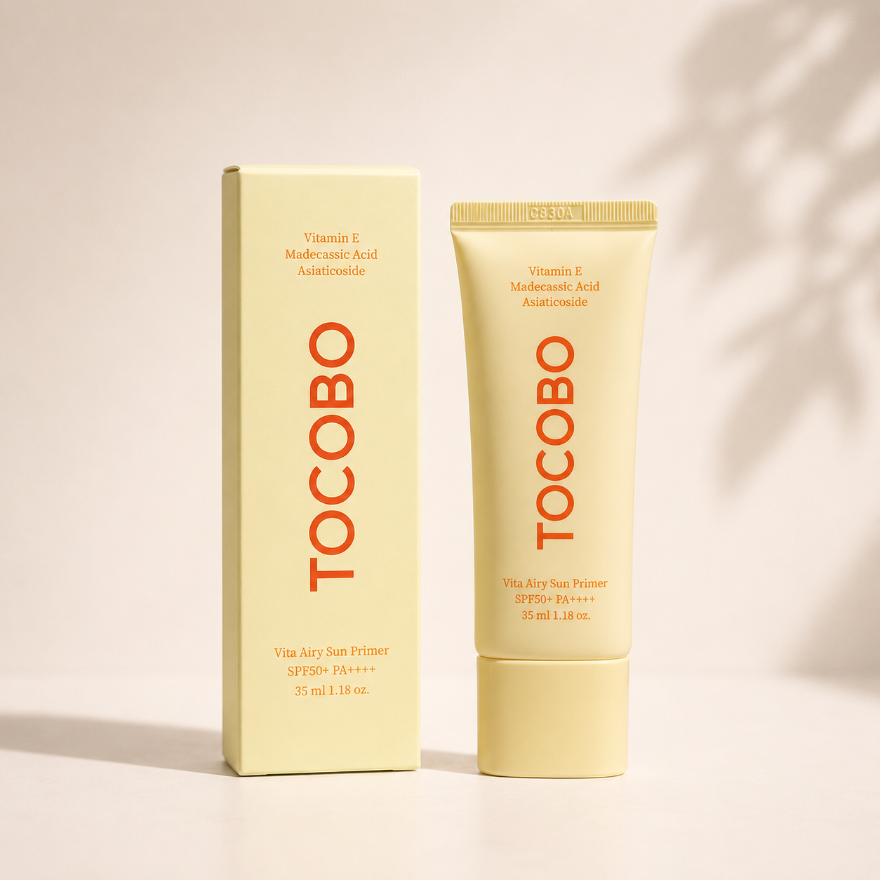 ت  ضد آفتاب پرایمر توکوبو Vita Airy Sun Primer SPF50+ PA++++  ضد آفتاب TOCOBO Vita Airy Sun Primer یک محصول دوکاره است که علاوه بر محافظت کامل از پوست در برابر اشعه‌های UVA و UVB، به‌عنوان پرایمر نیز عمل کرده و سطح پوست را برای آرایش آماده می‌کند. این ضد آفتاب با بافتی سبک، نرم و ابریشمی، بدون ایجاد حس سنگینی یا چربی، منافذ و ناهمواری‌های پوست را تا حدی محو کرده و جلوه‌ای صاف و یکدست به پوست می‌بخشد.  فرمولاسیون آن حاوی ویتامین E، مادکاسیک اسید و آسیاتیکوزید است که علاوه بر محافظت آنتی‌اکسیدانی، به تسکین، آبرسانی و تقویت سد دفاعی پوست کمک می‌کنند. فینیش نیمه‌مات و بدون سفیدک این محصول، آن را به گزینه‌ای مناسب برای استفاده روزانه و قبل از آرایش تبدیل کرده است