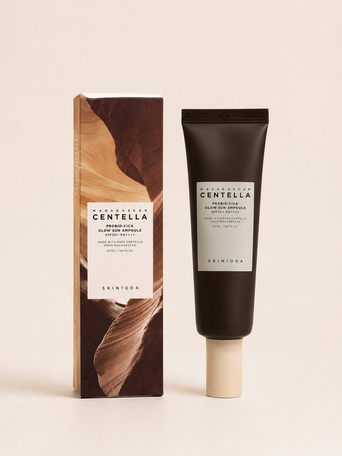 ضد آفتاب اسکین 1004 Madagascar Centella Probio-Cica Glow Sun Ampoule SPF50+ PA++++  SKIN1004 Madagascar Centella Probio-Cica Glow Sun Ampoule یک ضد آفتاب نسل جدید با بافت آمپولی و درخشان‌کننده است که علاوه بر محافظت کامل از پوست در برابر اشعه‌های UVA و UVB، به تقویت سد دفاعی پوست، آبرسانی عمیق و افزایش شادابی و درخشندگی طبیعی آن کمک می‌کند. این محصول با ترکیب اختصاصی Probio-Cica و عصاره سنتلا آسیاتیکا ماداگاسکار، انتخابی ایده‌آل برای پوست‌های حساس، خشک و کم‌آب است.