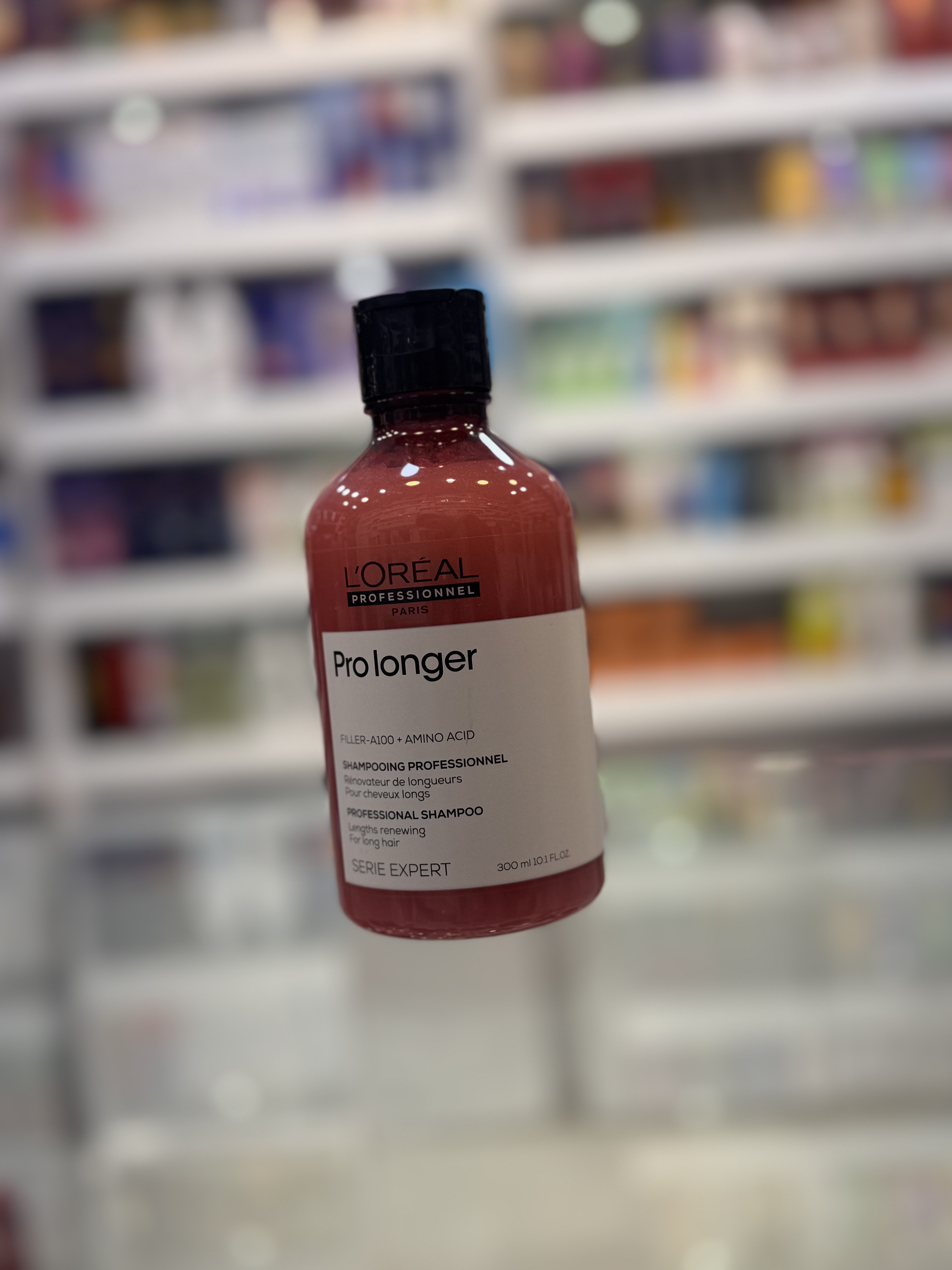 شامپو لورآل پروفشنال پرو لانگر (L’Oréal Professionnel Serie Expert Pro Longer Shampoo)  شامپو پرو لانگر لورآل پروفشنال یک شامپوی تخصصی برای موهای بلند، نازک و دارای موخوره است که با فناوری Filler-A100 و آمینو اسیدها به ترمیم و تقویت ساقه مو کمک می‌کند. این شامپو با پاکسازی ملایم، موها را نرم، مستحکم و درخشان کرده و از شکنندگی و نازک شدن انتهای مو جلوگیری می‌کند. استفاده منظم از آن باعث می‌شود موهای بلند سالم‌تر، حجیم‌تر و یکدست‌تر به نظر برسند