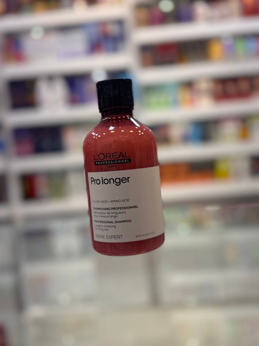 شامپو لورآل پروفشنال پرو لانگر (L’Oréal Professionnel Serie Expert Pro Longer Shampoo) شامپو پرو لانگر لورآل پروفشنال یک شامپوی تخصصی برای موهای بلند، نازک و دارای موخوره است که با فناوری Filler-A100 و آمینو اسیدها به ترمیم و تقویت ساقه مو کمک میکند. این شامپو با پاکسازی ملایم، موها را نرم، مستحکم و درخشان کرده و از شکنندگی و نازک شدن انتهای مو جلوگیری میکند. استفاده منظم از آن باعث میشود موهای بلند سالمتر، حجیمتر و یکدستتر به نظر برسند