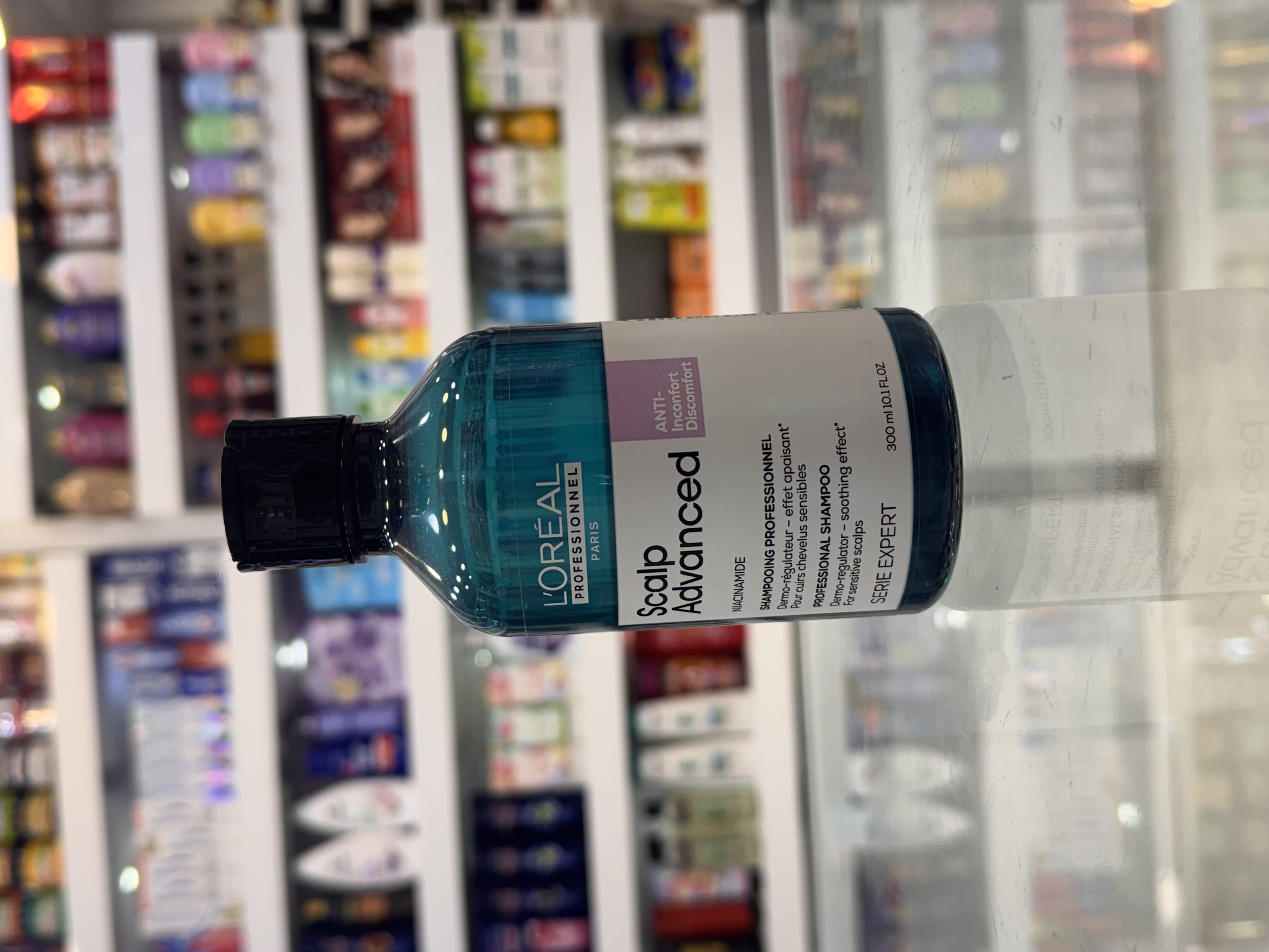 شامپو لورآل پروفشنال اسکالپ ادونسد ضد حساسیت پوست سر (L’Oréal Professionnel Scalp Advanced Anti-Discomfort Shampoo) – 300 میلی‌لیتر  شامپو لورآل پروفشنال Scalp Advanced Anti-Discomfort یک شامپوی تخصصی برای پوست سر حساس، خشک و مستعد خارش است که با فرمولی ملایم و غنی از نیاسینامید (Vitamin B3)، به کاهش احساس خارش، سوزش و ناراحتی پوست سر کمک می‌کند. این شامپو ضمن پاکسازی مؤثر مو و پوست سر، تعادل طبیعی پوست را حفظ کرده و حس طراوت، آرامش و شادابی را به پوست سر بازمی‌گرداند.  فرمول حرفه‌ای این محصول بدون ایجاد خشکی، آلودگی‌ها و چربی اضافی را از بین برده و برای استفاده مداوم روی پوست سر حساس مناسب است
