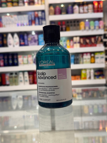 شامپو لورآل پروفشنال اسکالپ ادونسد ضد حساسیت پوست سر (L’Oréal Professionnel Scalp Advanced Anti-Discomfort Shampoo) – 300 میلیلیتر شامپو لورآل پروفشنال Scalp Advanced Anti-Discomfort یک شامپوی تخصصی برای پوست سر حساس، خشک و مستعد خارش است که با فرمولی ملایم و غنی از نیاسینامید (Vitamin B3)، به کاهش احساس خارش، سوزش و ناراحتی پوست سر کمک میکند. این شامپو ضمن پاکسازی مؤثر مو و پوست سر، تعادل طبیعی پوست را حفظ کرده و حس طراوت، آرامش و شادابی را به پوست سر بازمیگرداند. فرمول حرفهای این محصول بدون ایجاد خشکی، آلودگیها و چربی اضافی را از بین برده و برای استفاده مداوم روی پوست سر حساس مناسب است