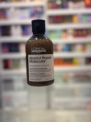 شامپو لورآل پروفشنال ابسولوت ریپیر مولکولار (L’Oréal Professionnel Absolut Repair Molecular Shampoo) – 300 میلیلیتر شامپو لورآل پروفشنال ابسولوت ریپیر مولکولار یک شامپوی حرفهای و ترمیمکننده پیشرفته برای موهای آسیبدیده و ضعیف است که با فناوری نوآورانه Peptides Bonder و ۵ نوع آمینواسید، به ترمیم ساختار مولکولی مو کمک میکند. این شامپو ضمن پاکسازی ملایم پوست سر و مو، استحکام، انعطافپذیری و سلامت موها را بهبود بخشیده و ظاهری نرم، درخشان و شاداب به آنها میبخشد. فرمول تخصصی این محصول برای موهایی که بر اثر رنگ، دکلره، حرارت مداوم یا عوامل محیطی آسیب دیدهاند طراحی شده و با استفاده منظم، موها را مقاومتر، نرمتر و خوشحالتتر میکند