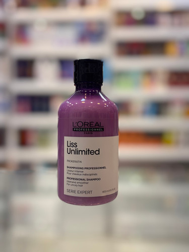 شامپو لورآل پروفشنال لیس آنلیمیتد (L’Oréal Professionnel Liss Unlimited Shampoo) – 300 میلیلیتر شامپو لورآل پروفشنال لیس آنلیمیتد یک شامپوی حرفهای برای موهای وز، خشک و غیرقابلکنترل است که با بهرهگیری از فناوری Pro-Keratin به صافتر شدن مو، کاهش وز و افزایش نرمی و درخشندگی آن کمک میکند. این شامپو ضمن پاکسازی ملایم پوست سر و مو، فیبر مو را تقویت کرده و از ایجاد وز ناشی از رطوبت جلوگیری میکند تا موها ظاهری صاف، ابریشمی و خوشحالت داشته باشند. این محصول برای افرادی که موهای فر، مجعد، وز یا کراتینهشده دارند، انتخابی ایدهآل بوده و استفاده مداوم از آن باعث افزایش لطافت، انعطافپذیری و شانهپذیری موها میشود